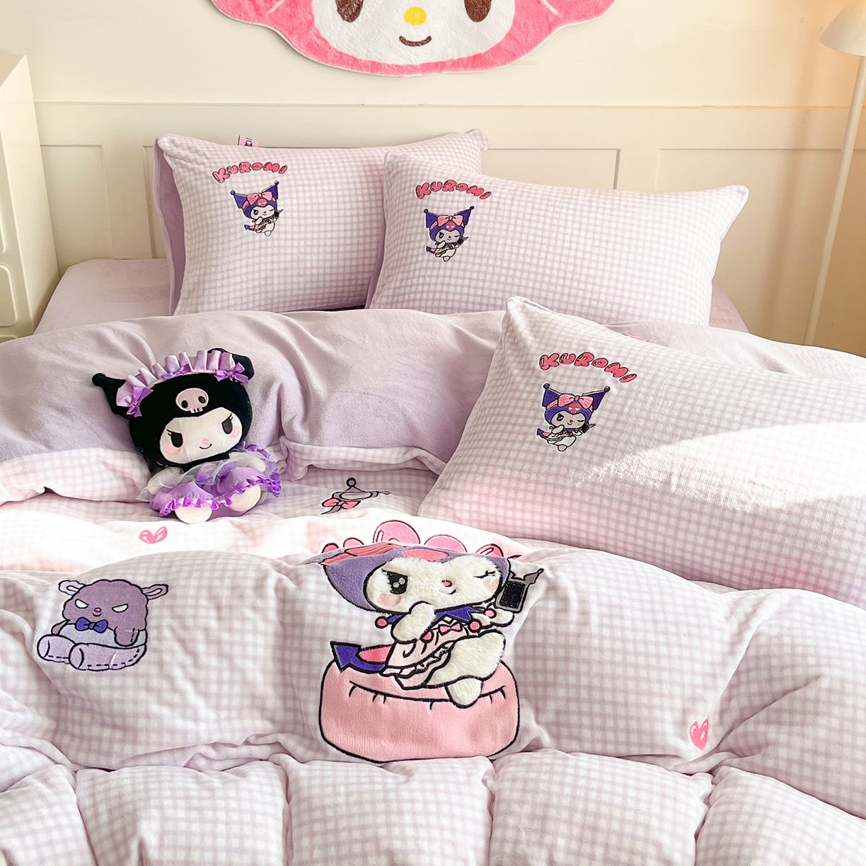 91家纺网 家纺一手货源 找家纺 金爱家 2025新款A类三丽鸥授权Kitty兔毛贴布绣毛巾绣印加绣卡通少女加厚牛奶绒系列四件套 绒贴布绣-少女库洛米