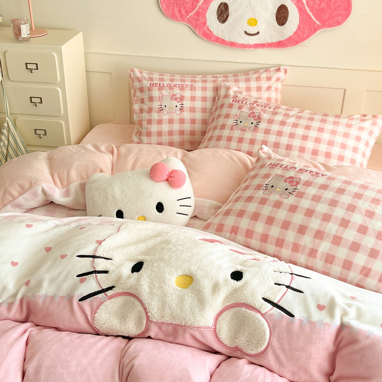 91家纺网 家纺一手货源 找家纺 金爱家 2025新款A类三丽鸥授权Kitty兔毛贴布绣毛巾绣印加绣卡通少女加厚牛奶绒系列四件套 绒贴布绣-粉格爱心KT