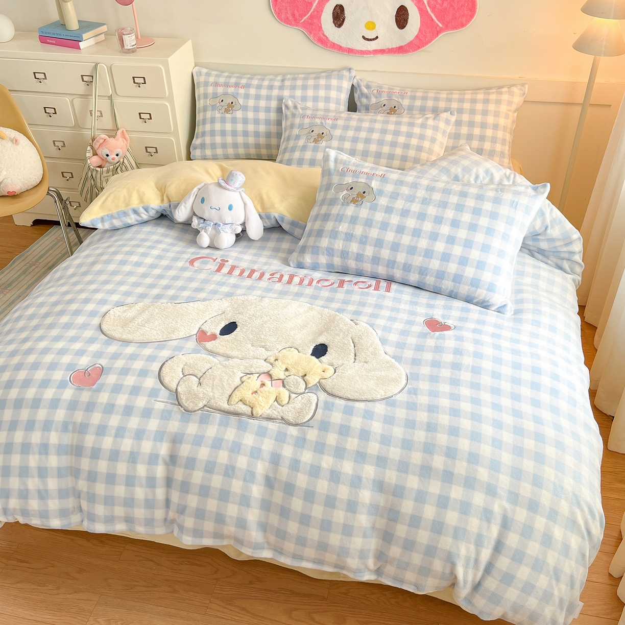 91家纺网 家纺一手货源 找家纺 金爱家 2025新款A类三丽鸥授权Kitty兔毛贴布绣毛巾绣印加绣卡通少女加厚牛奶绒系列四件套 绒贴布绣-爱心玉桂狗