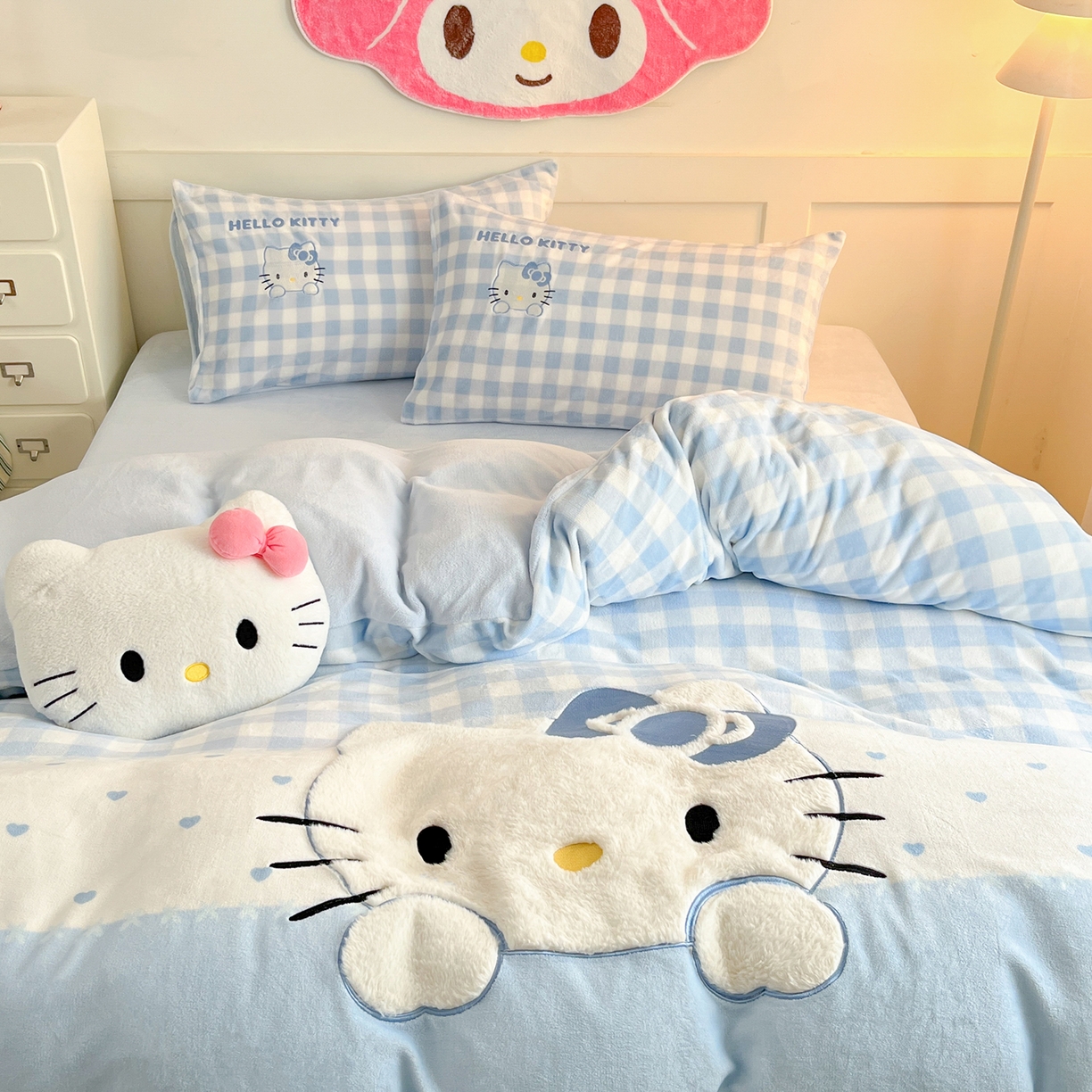 91家纺网 家纺一手货源 找家纺 金爱家 2025新款A类三丽鸥授权Kitty兔毛贴布绣毛巾绣印加绣卡通少女加厚牛奶绒系列四件套 绒贴布绣-蓝格爱心KT