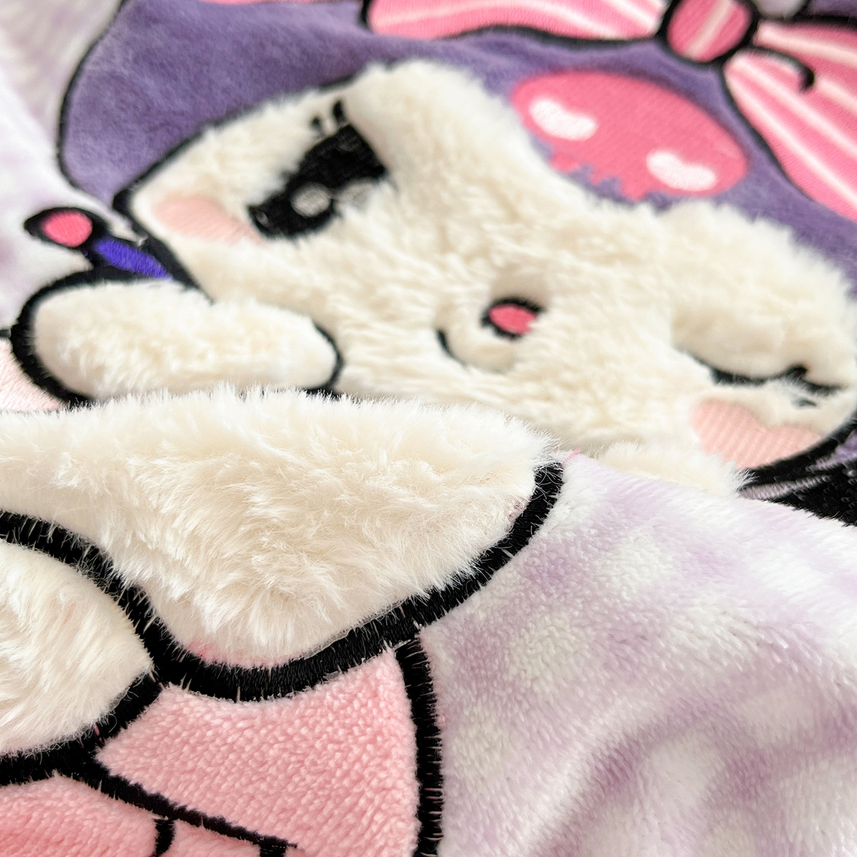 91家纺网 家纺一手货源 找家纺 金爱家 2025新款A类三丽鸥授权Kitty兔毛贴布绣毛巾绣印加绣卡通少女加厚牛奶绒系列四件套 绒贴布绣-少女库洛米