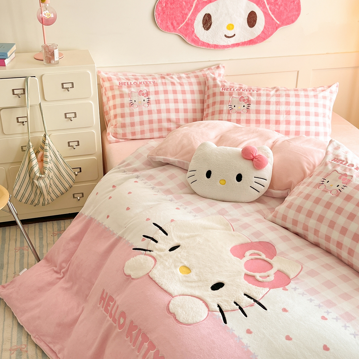 91家纺网 家纺一手货源 找家纺 金爱家 2025新款A类三丽鸥授权Kitty兔毛贴布绣毛巾绣印加绣卡通少女加厚牛奶绒系列四件套 绒贴布绣-粉格爱心KT
