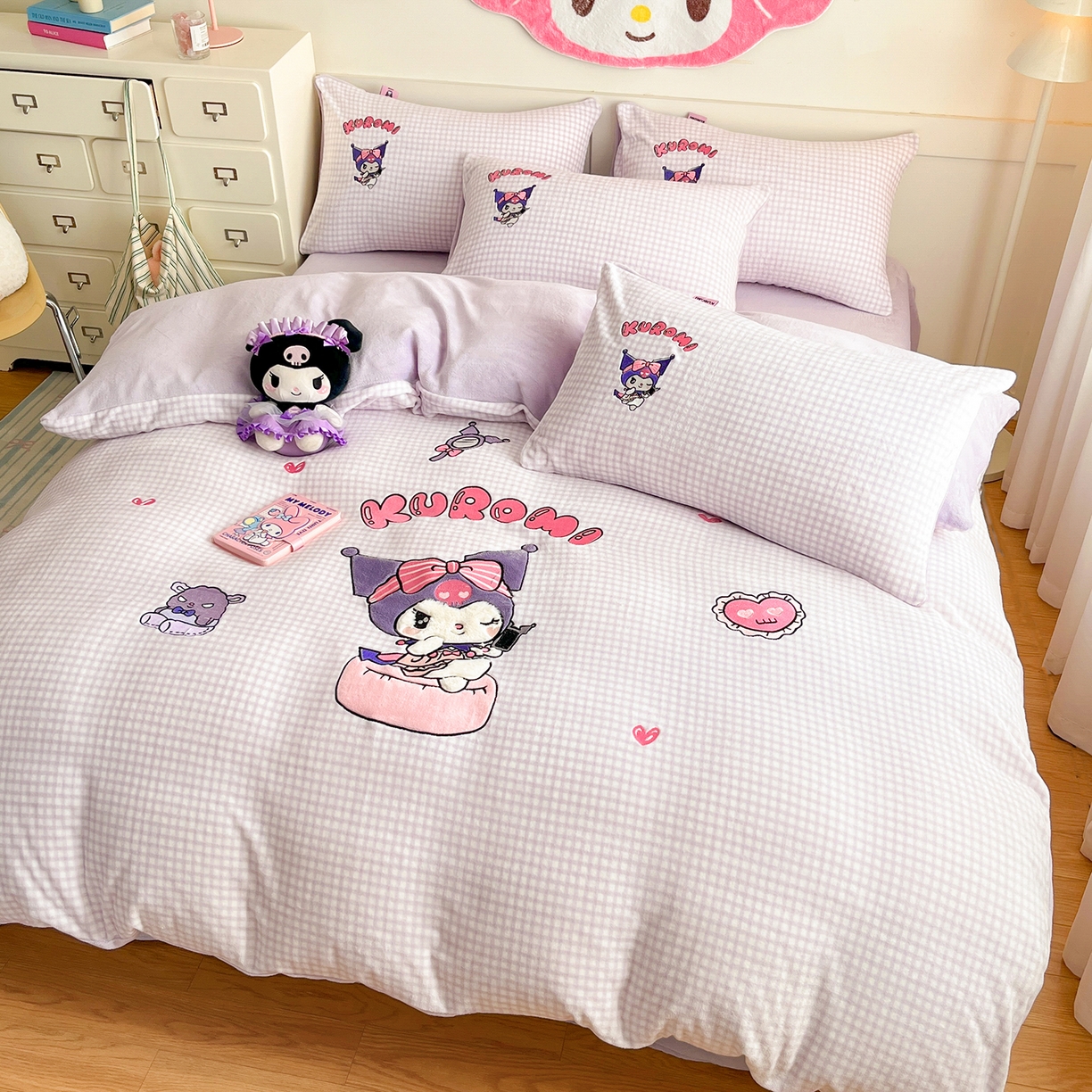 91家纺网 家纺一手货源 找家纺 金爱家 2025新款A类三丽鸥授权Kitty兔毛贴布绣毛巾绣印加绣卡通少女加厚牛奶绒系列四件套 绒贴布绣-少女库洛米