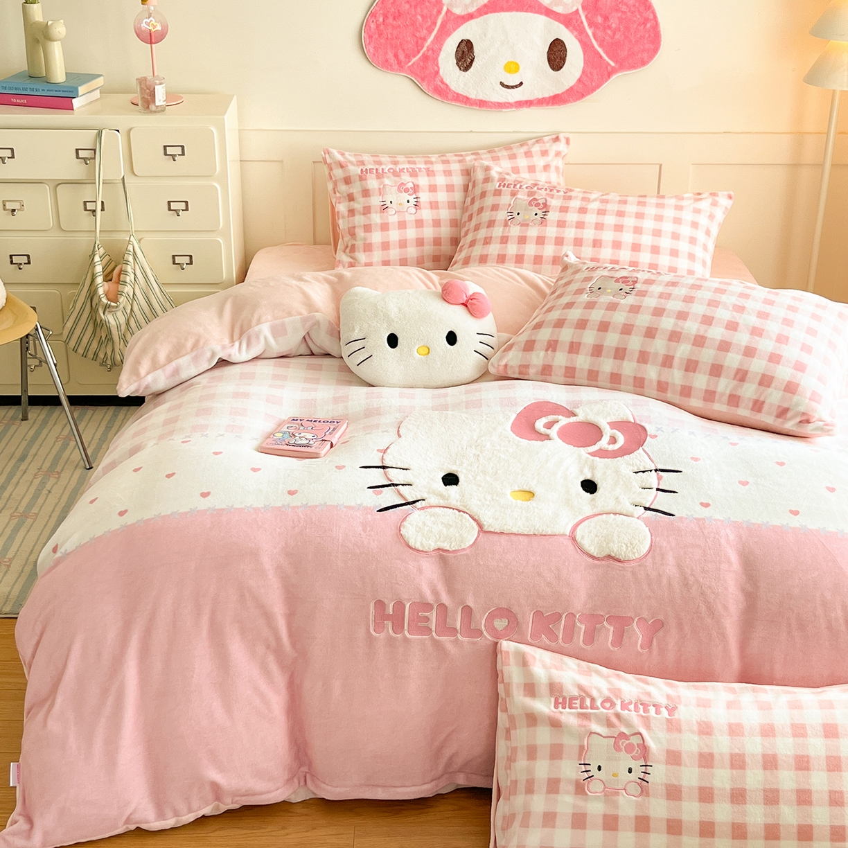 91家纺网 家纺一手货源 找家纺 金爱家 2025新款A类三丽鸥授权Kitty兔毛贴布绣毛巾绣印加绣卡通少女加厚牛奶绒系列四件套 绒贴布绣-粉格爱心KT