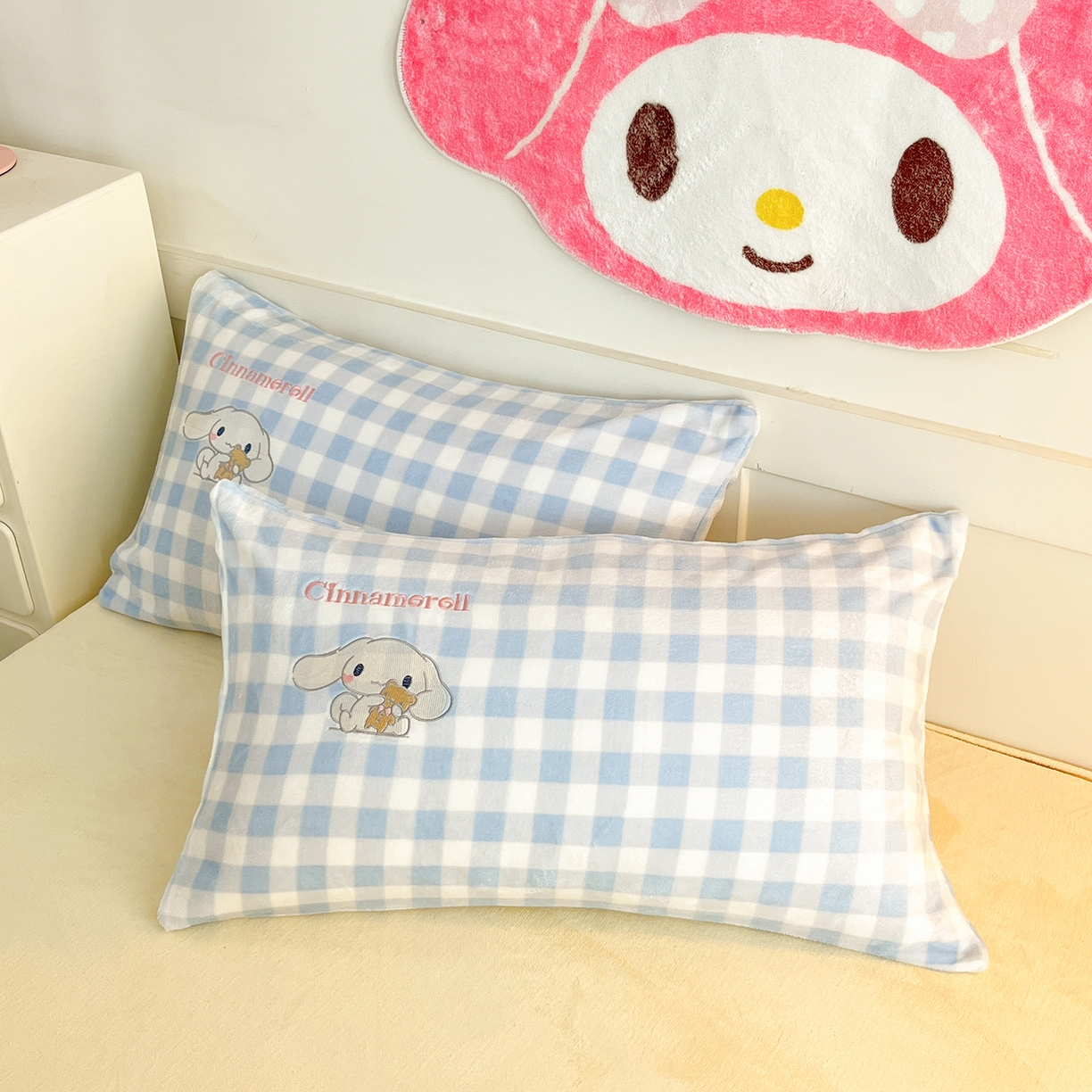 91家纺网 家纺一手货源 找家纺 金爱家 2025新款A类三丽鸥授权Kitty兔毛贴布绣毛巾绣印加绣卡通少女加厚牛奶绒系列四件套 绒贴布绣-爱心玉桂狗