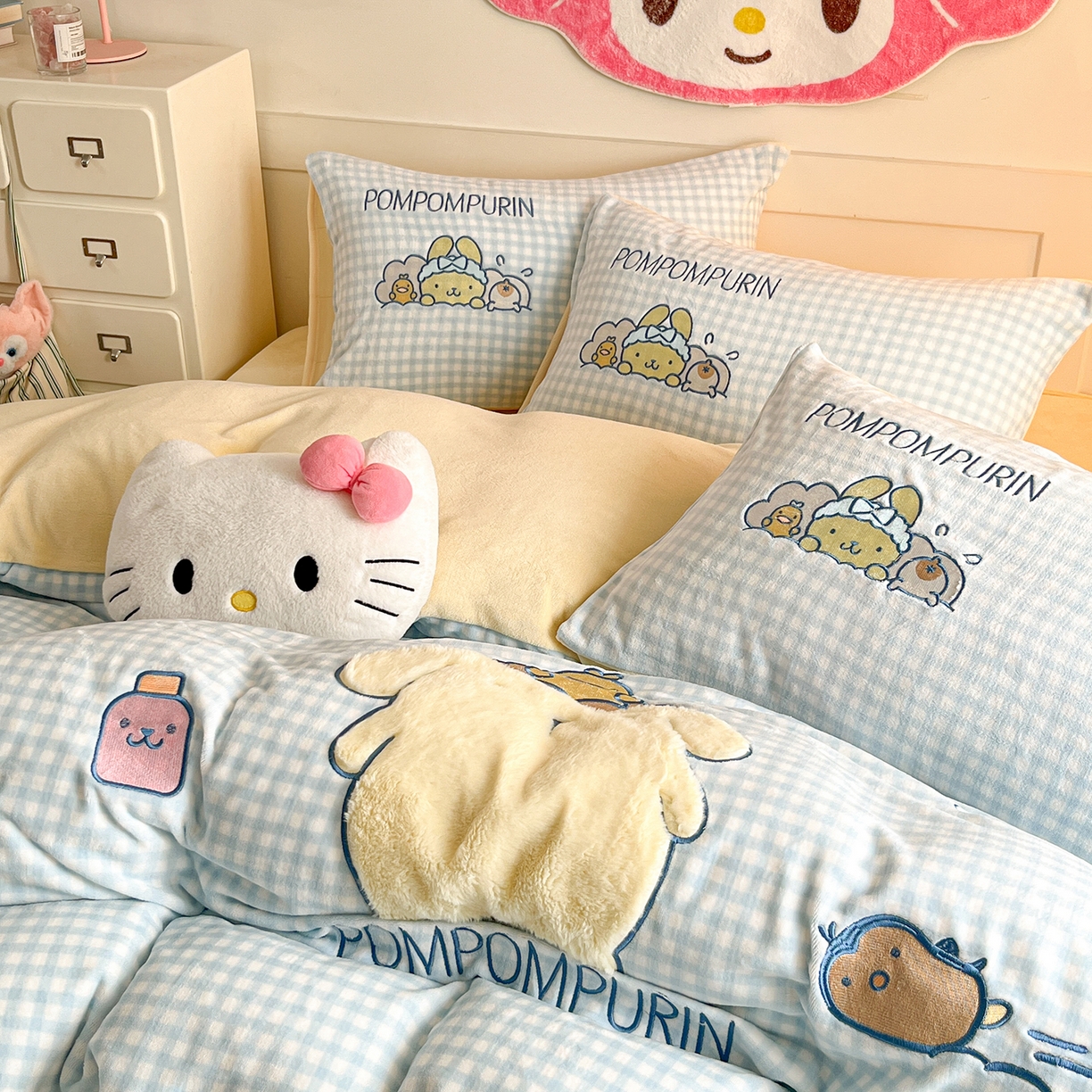 91家纺网 家纺一手货源 找家纺 金爱家 2025新款A类三丽鸥授权Kitty兔毛贴布绣毛巾绣印加绣卡通少女加厚牛奶绒系列四件套 绒贴布绣- 蓝格布丁狗