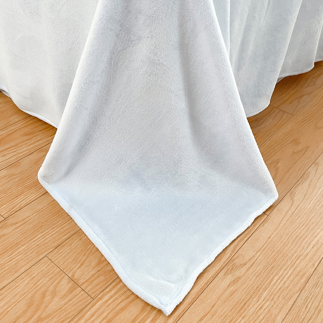 91家纺网 家纺一手货源 找家纺 金爱家 2025新款A类三丽鸥授权Kitty兔毛贴布绣毛巾绣印加绣卡通少女加厚牛奶绒系列四件套 绒贴布绣-蓝格爱心KT