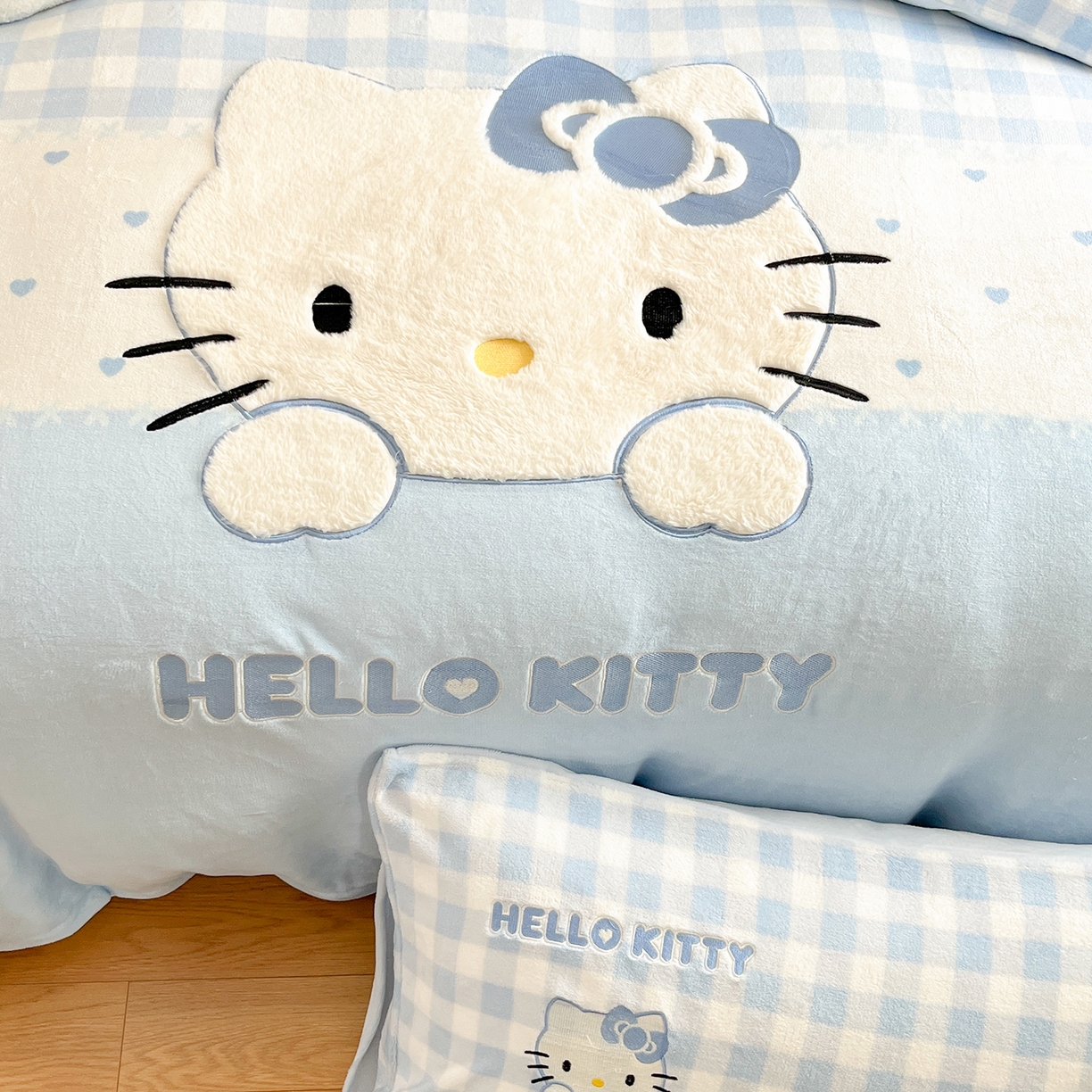 91家纺网 家纺一手货源 找家纺 金爱家 2025新款A类三丽鸥授权Kitty兔毛贴布绣毛巾绣印加绣卡通少女加厚牛奶绒系列四件套 绒贴布绣-蓝格爱心KT