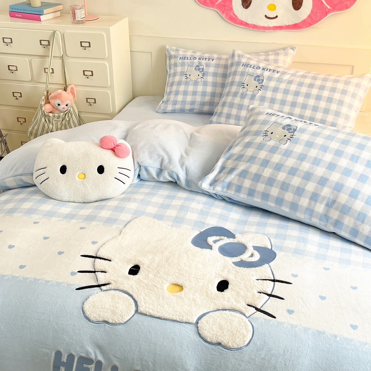 91家纺网 家纺一手货源 找家纺 金爱家 2025新款A类三丽鸥授权Kitty兔毛贴布绣毛巾绣印加绣卡通少女加厚牛奶绒系列四件套 绒贴布绣-蓝格爱心KT