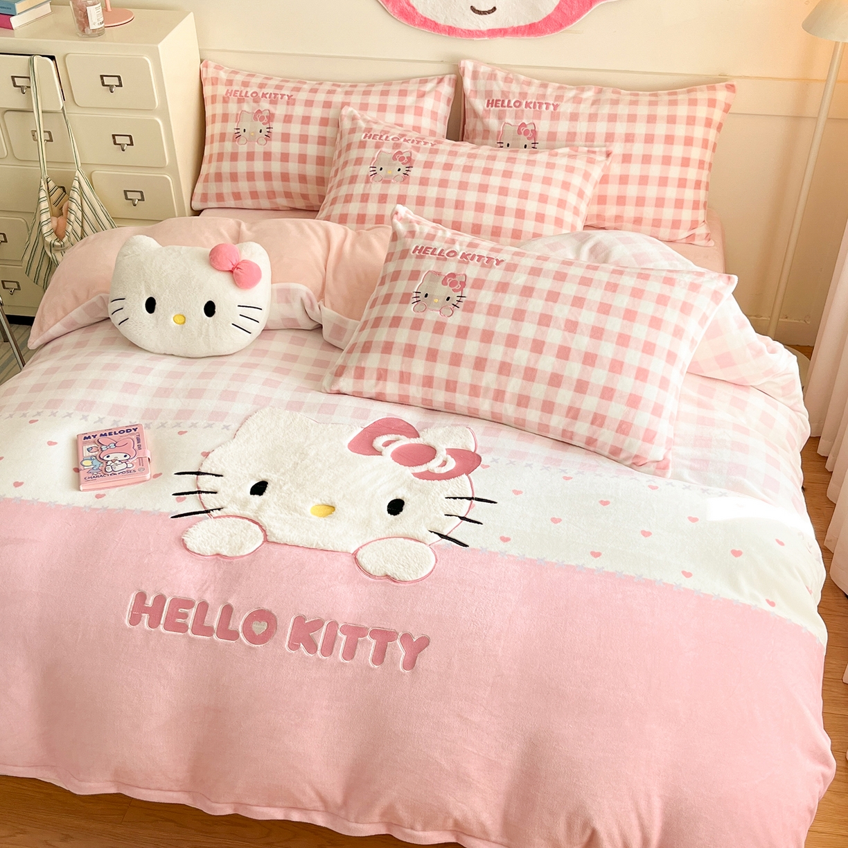 91家纺网 家纺一手货源 找家纺 金爱家 2025新款A类三丽鸥授权Kitty兔毛贴布绣毛巾绣印加绣卡通少女加厚牛奶绒系列四件套 绒贴布绣-粉格爱心KT