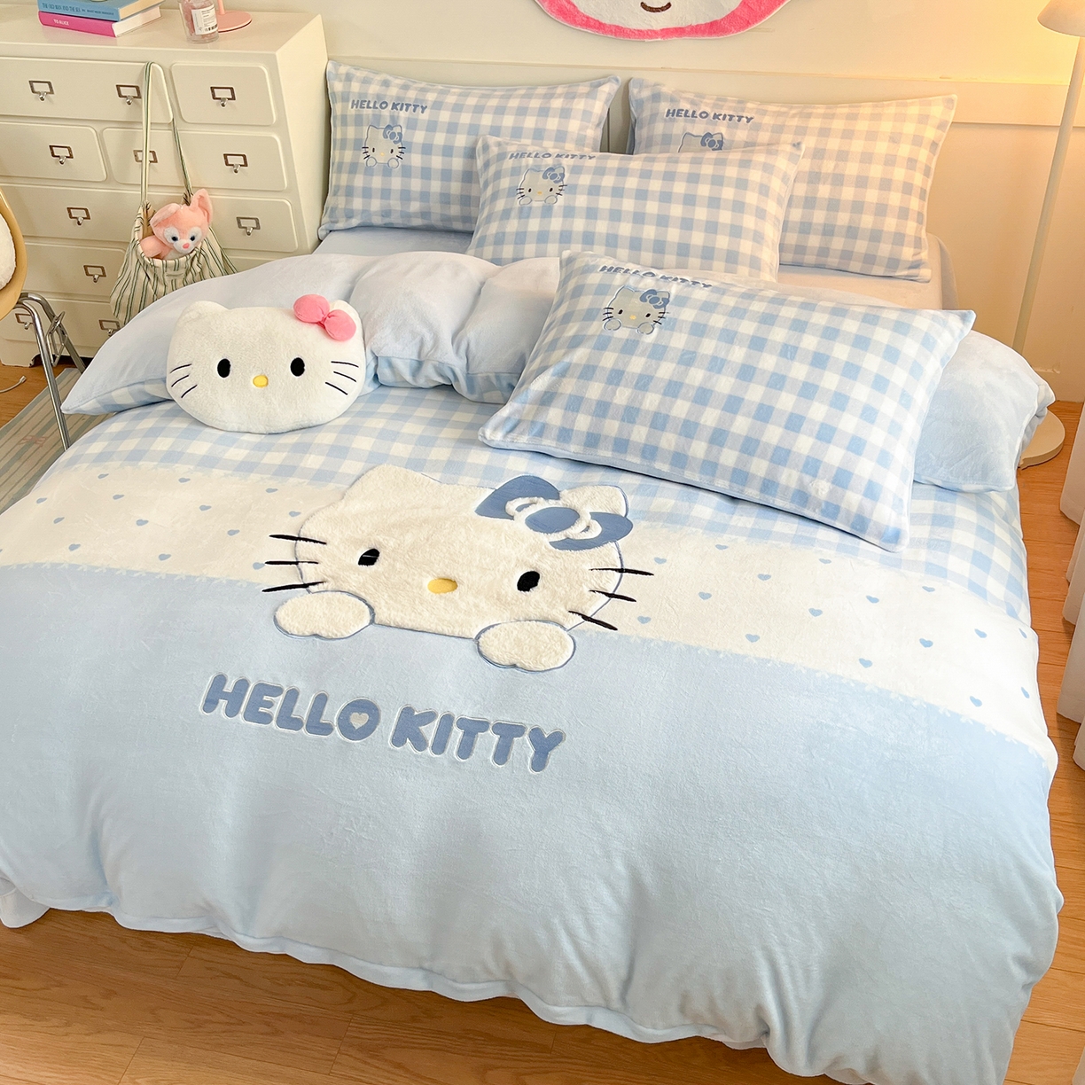 91家纺网 家纺一手货源 找家纺 金爱家 2025新款A类三丽鸥授权Kitty兔毛贴布绣毛巾绣印加绣卡通少女加厚牛奶绒系列四件套 绒贴布绣-蓝格爱心KT