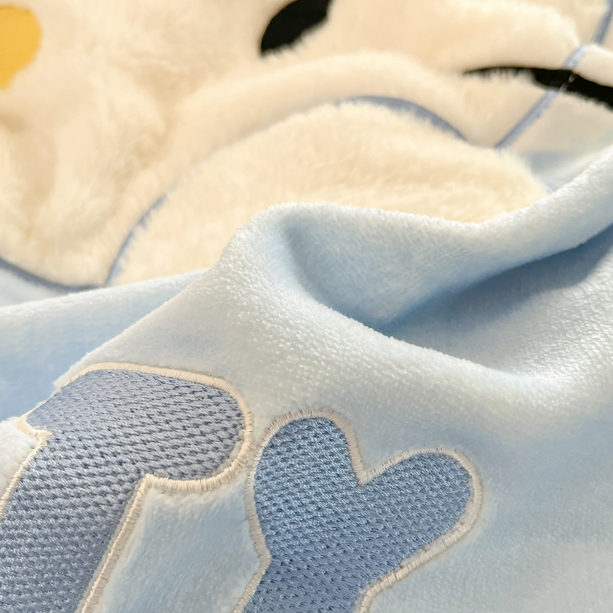 91家纺网 家纺一手货源 找家纺 金爱家 2025新款A类三丽鸥授权Kitty兔毛贴布绣毛巾绣印加绣卡通少女加厚牛奶绒系列四件套 绒贴布绣-蓝格爱心KT