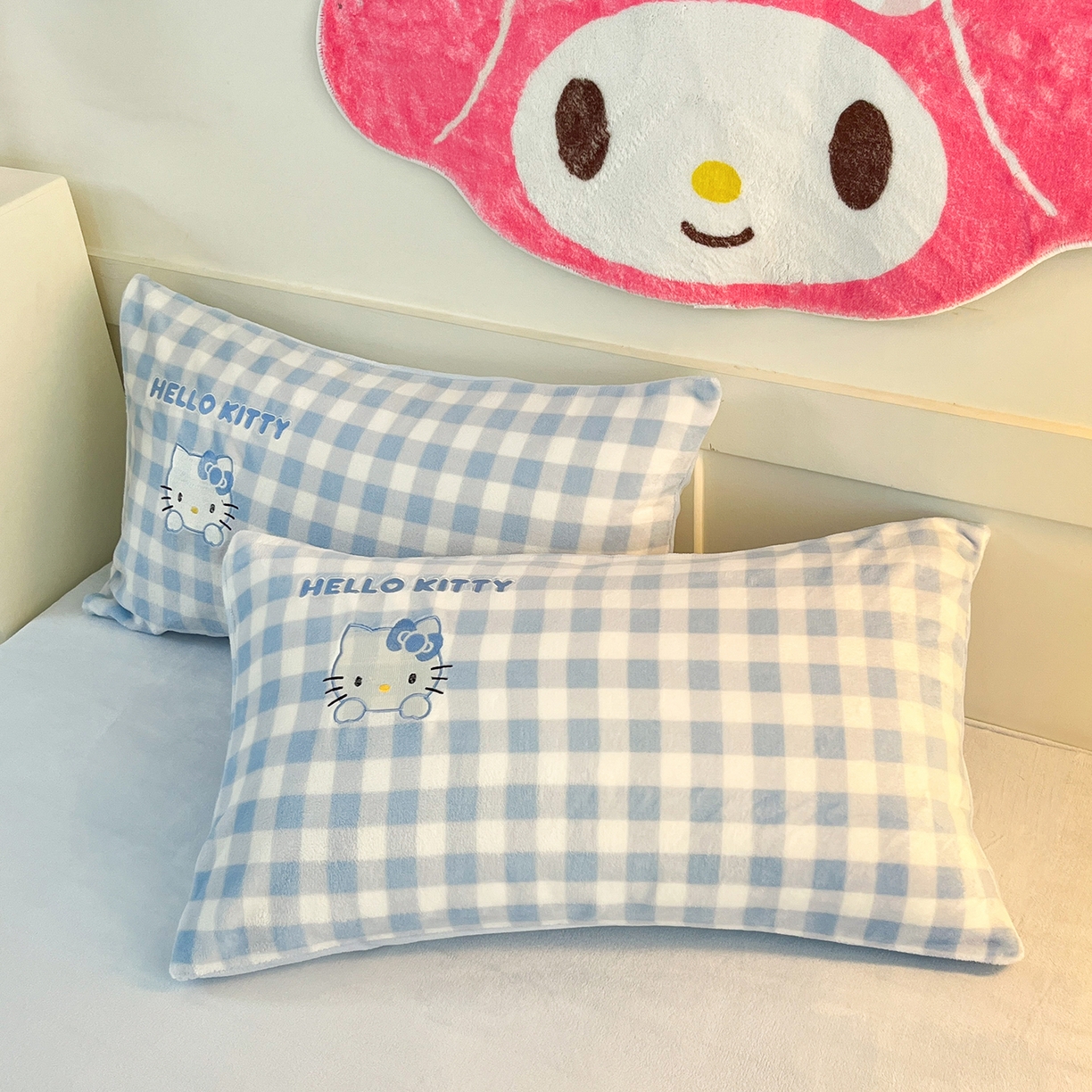 91家纺网 家纺一手货源 找家纺 金爱家 2025新款A类三丽鸥授权Kitty兔毛贴布绣毛巾绣印加绣卡通少女加厚牛奶绒系列四件套 绒贴布绣-蓝格爱心KT