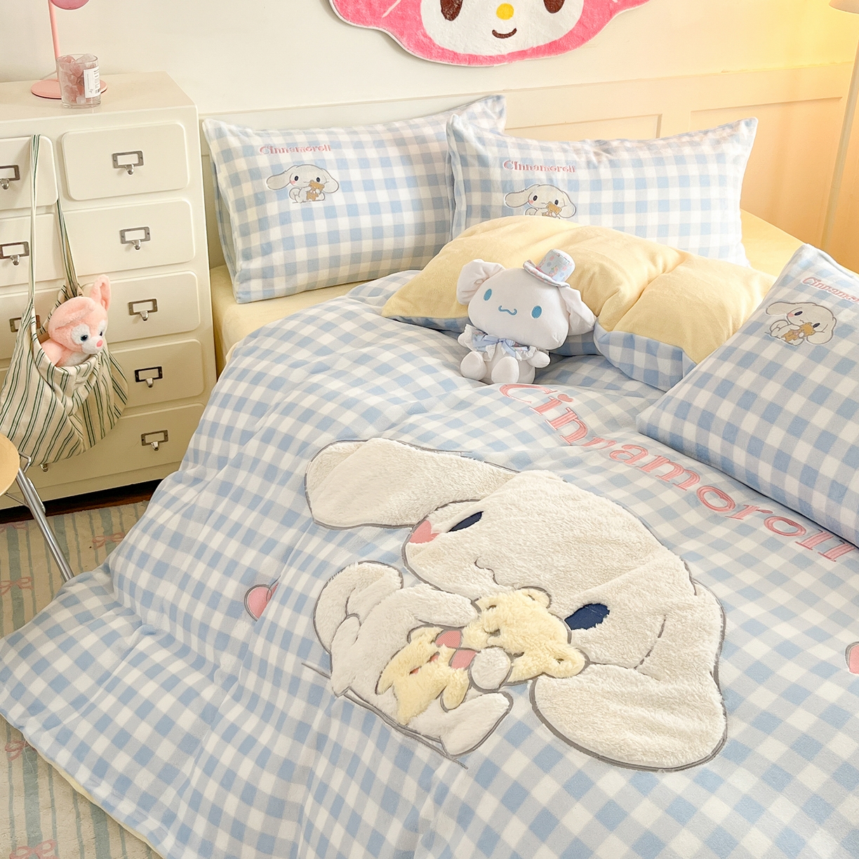 91家纺网 家纺一手货源 找家纺 金爱家 2025新款A类三丽鸥授权Kitty兔毛贴布绣毛巾绣印加绣卡通少女加厚牛奶绒系列四件套 绒贴布绣-爱心玉桂狗