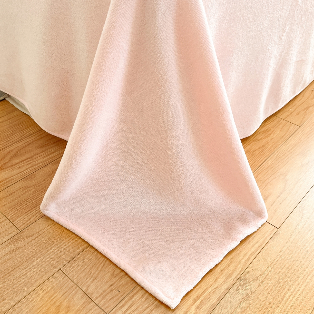 91家纺网 家纺一手货源 找家纺 金爱家 2025新款A类三丽鸥授权Kitty兔毛贴布绣毛巾绣印加绣卡通少女加厚牛奶绒系列四件套 绒贴布绣-粉格爱心KT