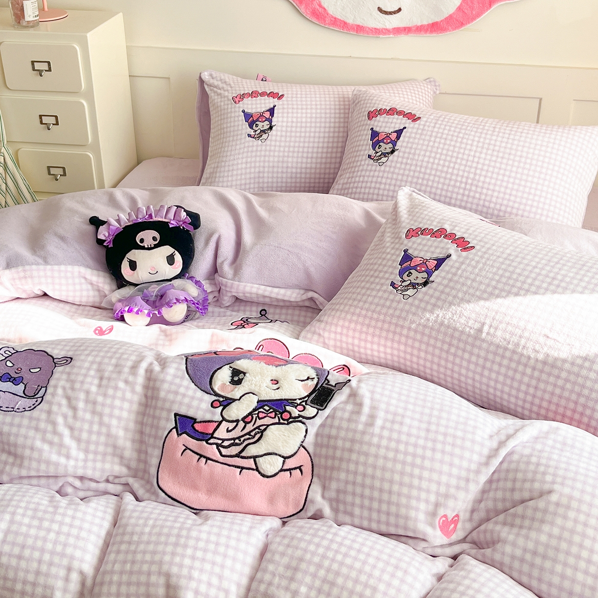 91家纺网 家纺一手货源 找家纺 金爱家 2025新款A类三丽鸥授权Kitty兔毛贴布绣毛巾绣印加绣卡通少女加厚牛奶绒系列四件套 绒贴布绣-少女库洛米