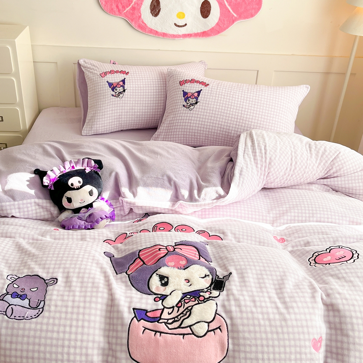 91家纺网 家纺一手货源 找家纺 金爱家 2025新款A类三丽鸥授权Kitty兔毛贴布绣毛巾绣印加绣卡通少女加厚牛奶绒系列四件套 绒贴布绣-少女库洛米