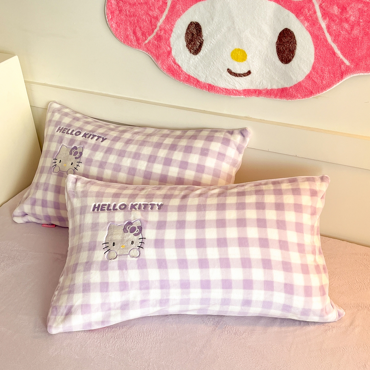 91家纺网 家纺一手货源 找家纺 金爱家 2025新款A类三丽鸥授权Kitty兔毛贴布绣毛巾绣印加绣卡通少女加厚牛奶绒系列四件套 绒贴布绣- 紫格爱心KT