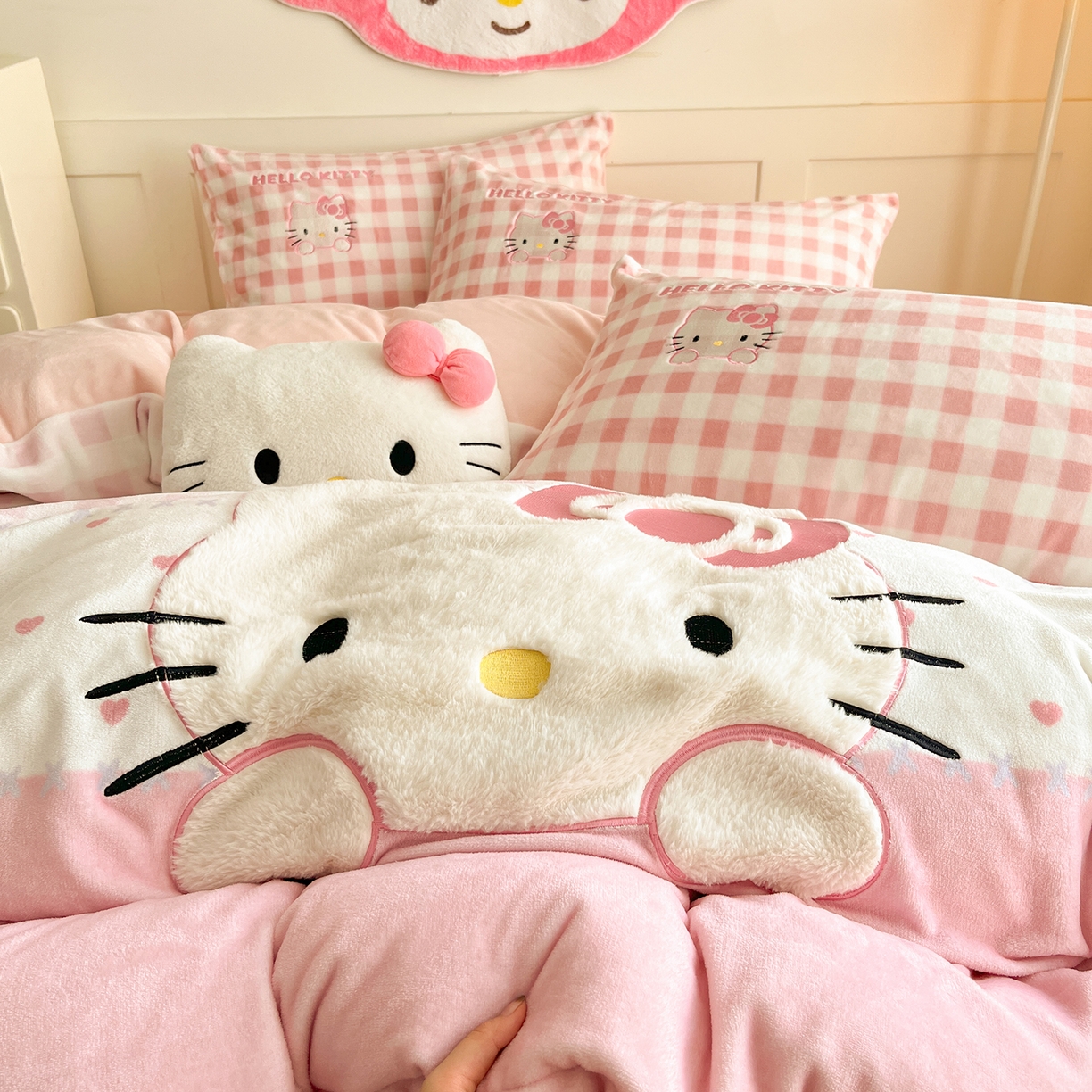 91家纺网 家纺一手货源 找家纺 金爱家 2025新款A类三丽鸥授权Kitty兔毛贴布绣毛巾绣印加绣卡通少女加厚牛奶绒系列四件套 绒贴布绣-粉格爱心KT