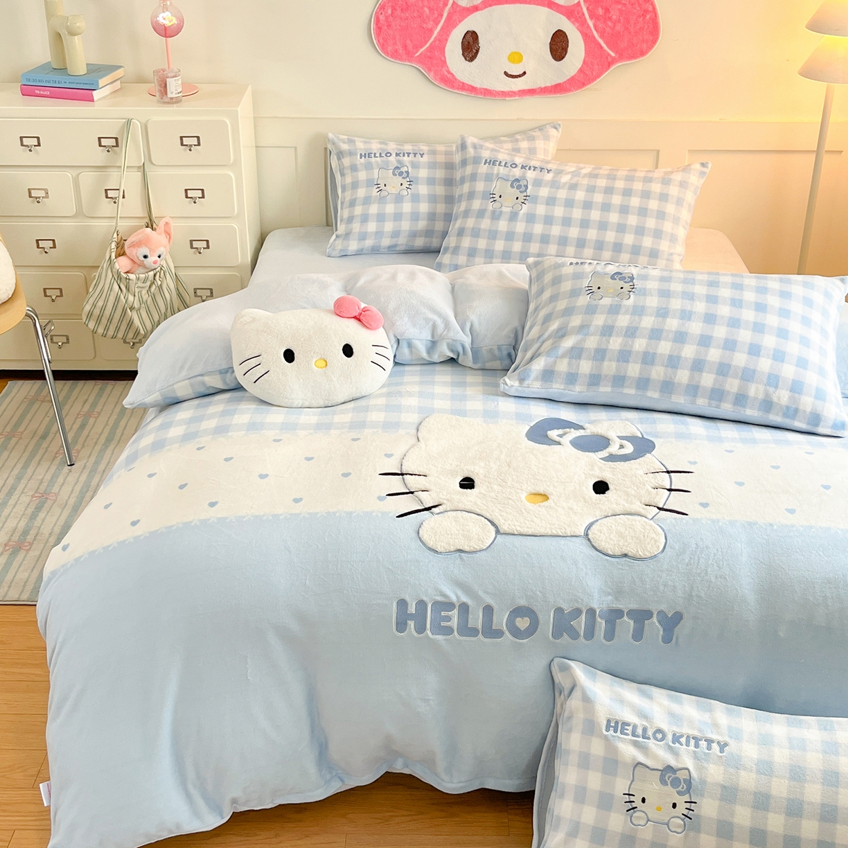 91家纺网 家纺一手货源 找家纺 金爱家 2025新款A类三丽鸥授权Kitty兔毛贴布绣毛巾绣印加绣卡通少女加厚牛奶绒系列四件套 绒贴布绣-蓝格爱心KT