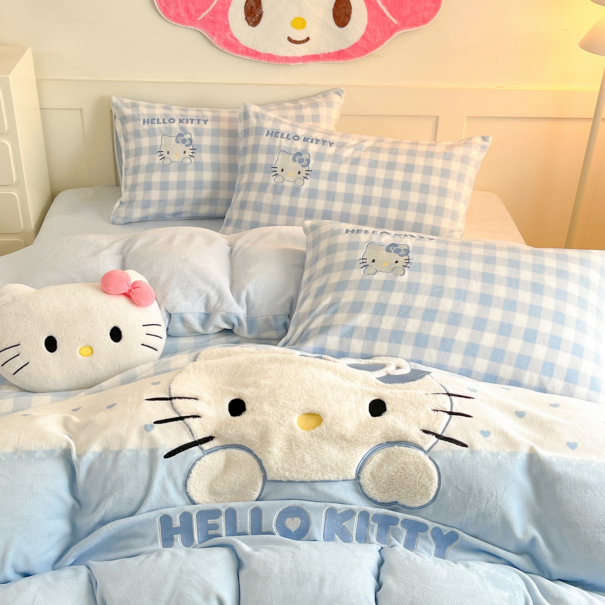 91家纺网 家纺一手货源 找家纺 金爱家 2025新款A类三丽鸥授权Kitty兔毛贴布绣毛巾绣印加绣卡通少女加厚牛奶绒系列四件套 绒贴布绣-蓝格爱心KT