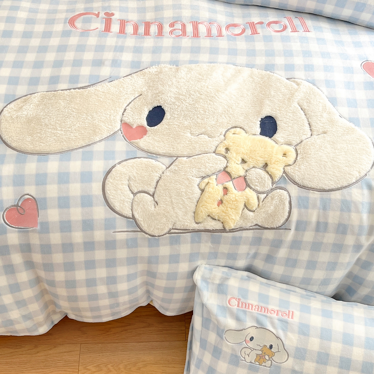 91家纺网 家纺一手货源 找家纺 金爱家 2025新款A类三丽鸥授权Kitty兔毛贴布绣毛巾绣印加绣卡通少女加厚牛奶绒系列四件套 绒贴布绣-爱心玉桂狗