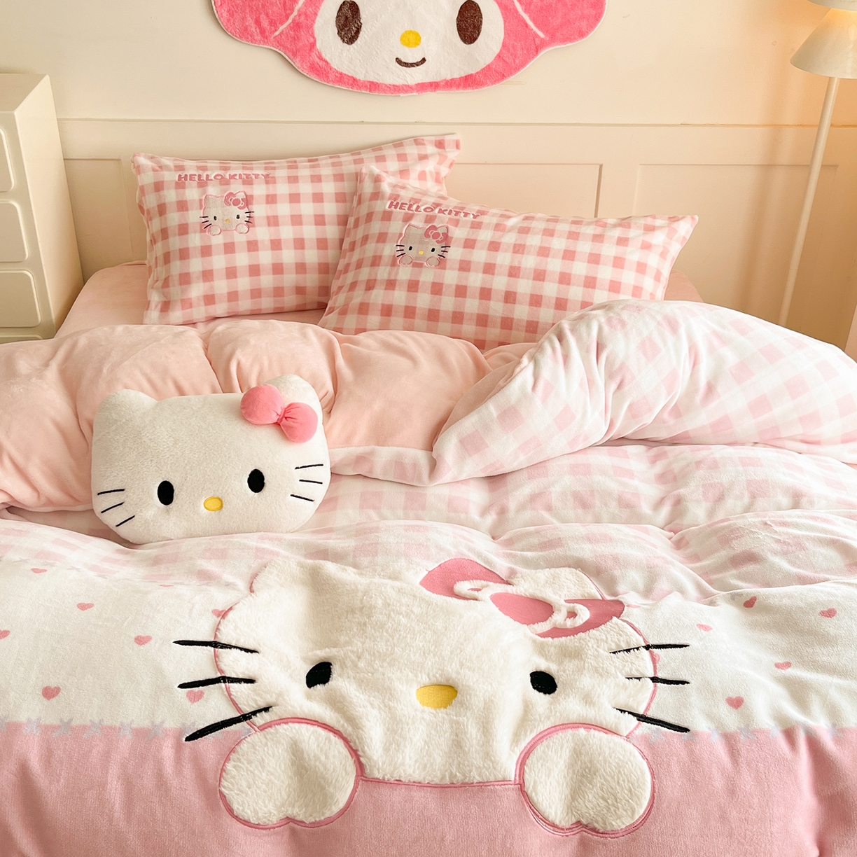91家纺网 家纺一手货源 找家纺 金爱家 2025新款A类三丽鸥授权Kitty兔毛贴布绣毛巾绣印加绣卡通少女加厚牛奶绒系列四件套 绒贴布绣-粉格爱心KT