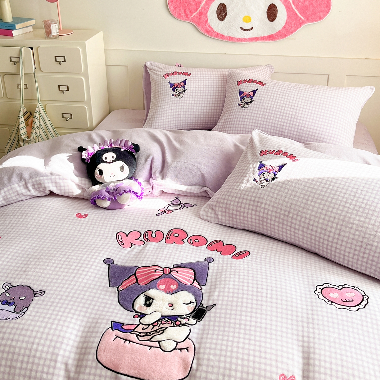 91家纺网 家纺一手货源 找家纺 金爱家 2025新款A类三丽鸥授权Kitty兔毛贴布绣毛巾绣印加绣卡通少女加厚牛奶绒系列四件套 绒贴布绣-少女库洛米