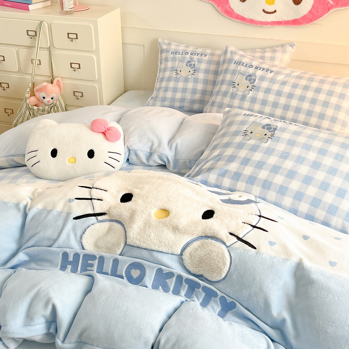 91家纺网 家纺一手货源 找家纺 金爱家 2025新款A类三丽鸥授权Kitty兔毛贴布绣毛巾绣印加绣卡通少女加厚牛奶绒系列四件套 绒贴布绣-蓝格爱心KT