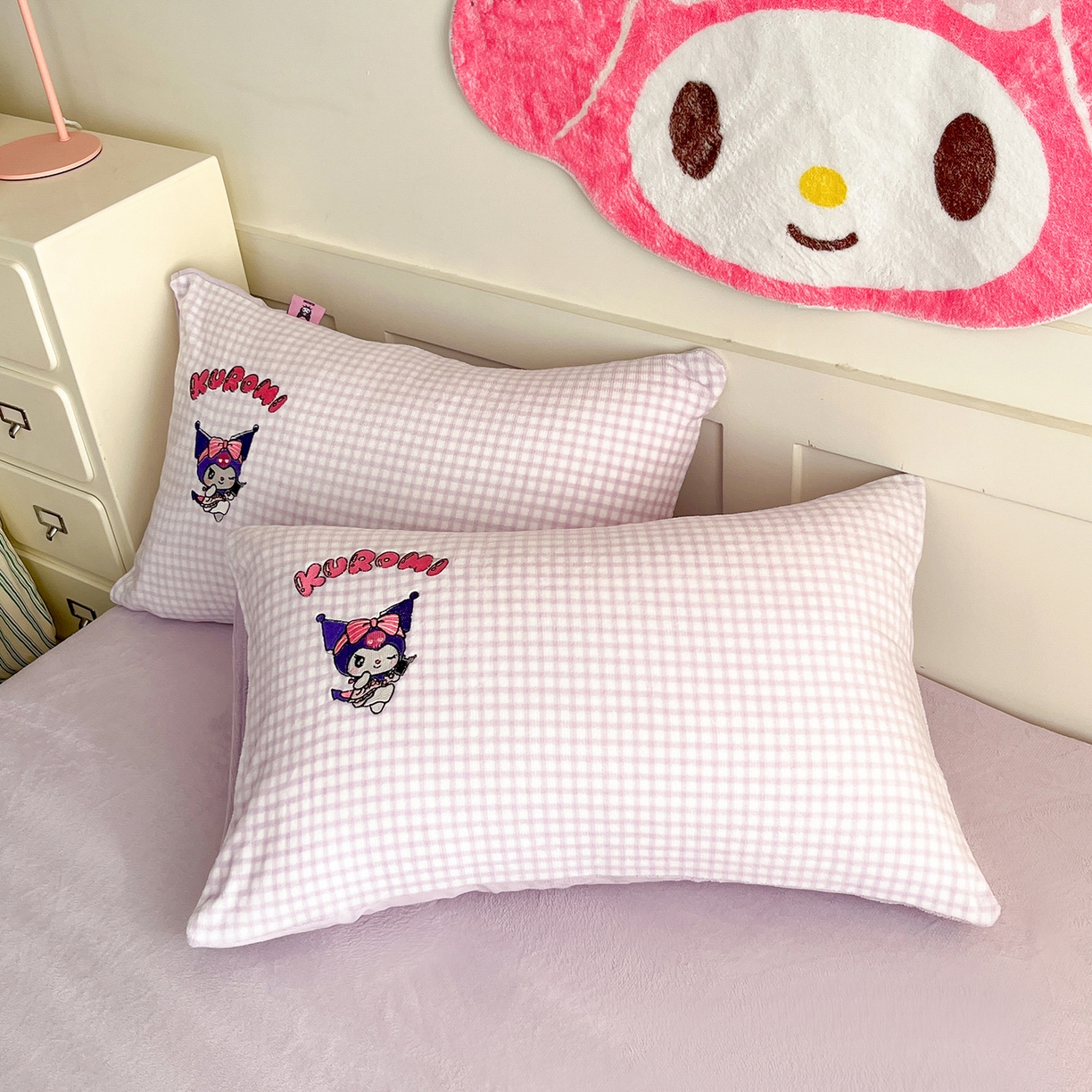 91家纺网 家纺一手货源 找家纺 金爱家 2025新款A类三丽鸥授权Kitty兔毛贴布绣毛巾绣印加绣卡通少女加厚牛奶绒系列四件套 绒贴布绣-少女库洛米