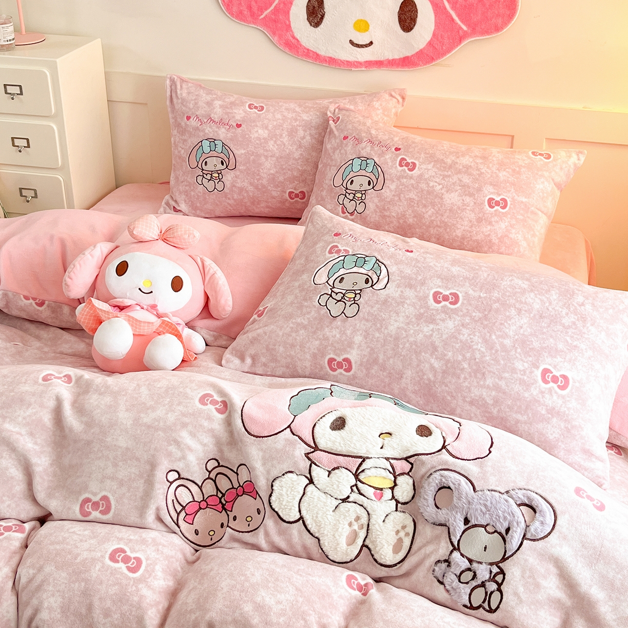 91家纺网 家纺一手货源 找家纺 金爱家 2025新款A类三丽鸥授权Kitty兔毛贴布绣毛巾绣印加绣卡通少女加厚牛奶绒系列四件套 绒贴布绣-蝴蝶结美乐蒂