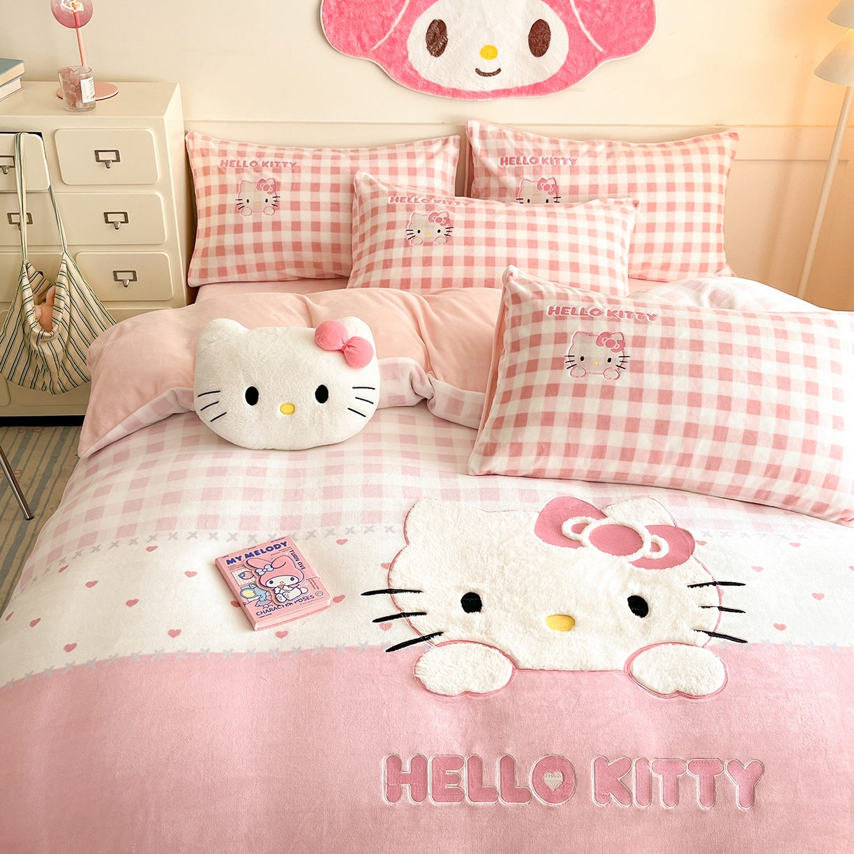 91家纺网 家纺一手货源 找家纺 金爱家 2025新款A类三丽鸥授权Kitty兔毛贴布绣毛巾绣印加绣卡通少女加厚牛奶绒系列四件套 绒贴布绣-粉格爱心KT