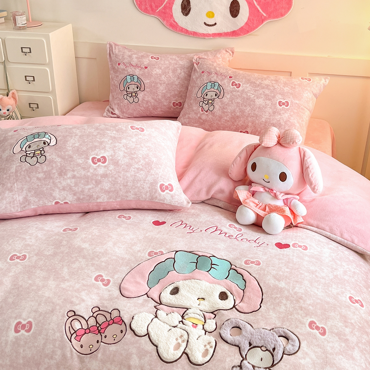 91家纺网 家纺一手货源 找家纺 金爱家 2025新款A类三丽鸥授权Kitty兔毛贴布绣毛巾绣印加绣卡通少女加厚牛奶绒系列四件套 绒贴布绣-蝴蝶结美乐蒂