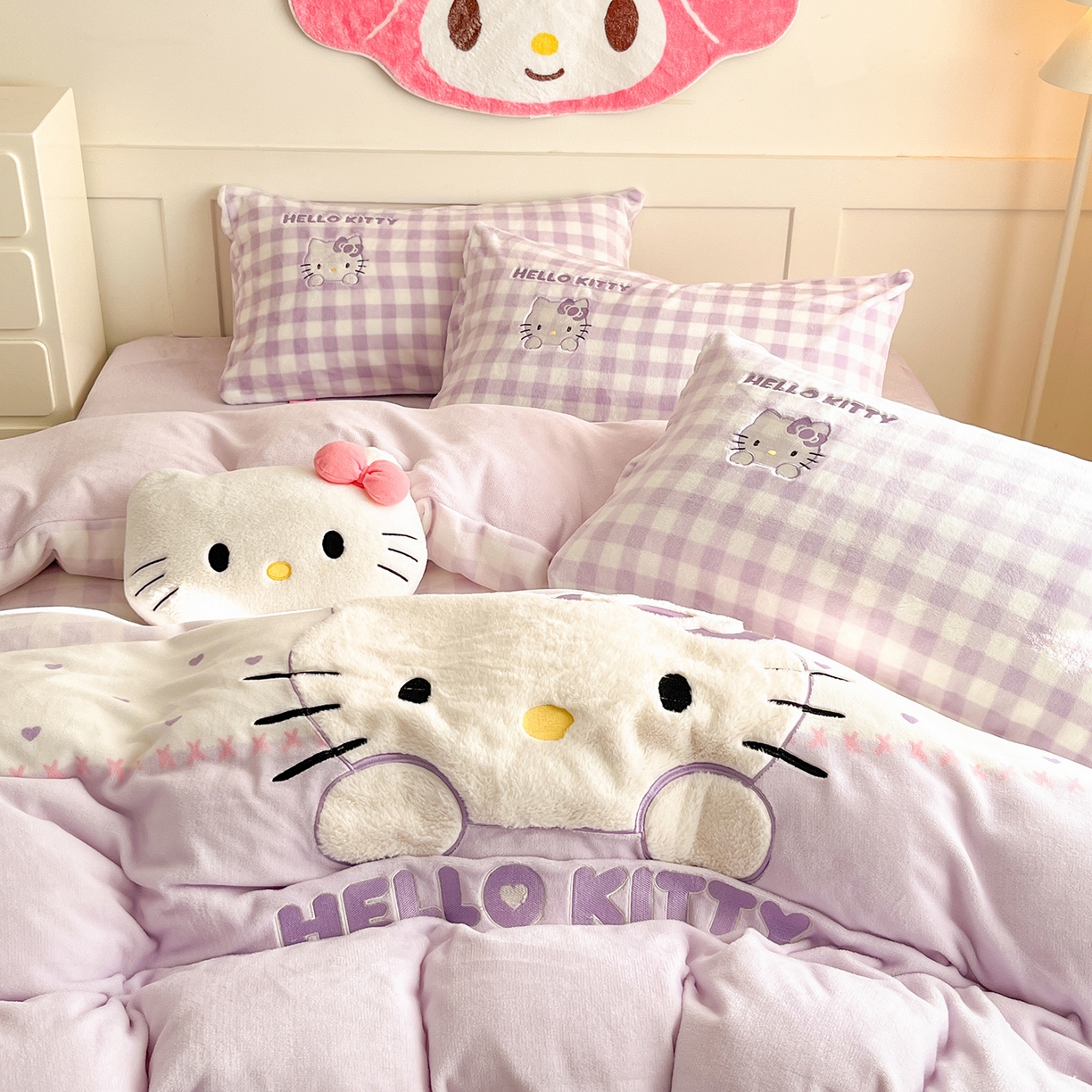 91家纺网 家纺一手货源 找家纺 金爱家 2025新款A类三丽鸥授权Kitty兔毛贴布绣毛巾绣印加绣卡通少女加厚牛奶绒系列四件套 绒贴布绣- 紫格爱心KT