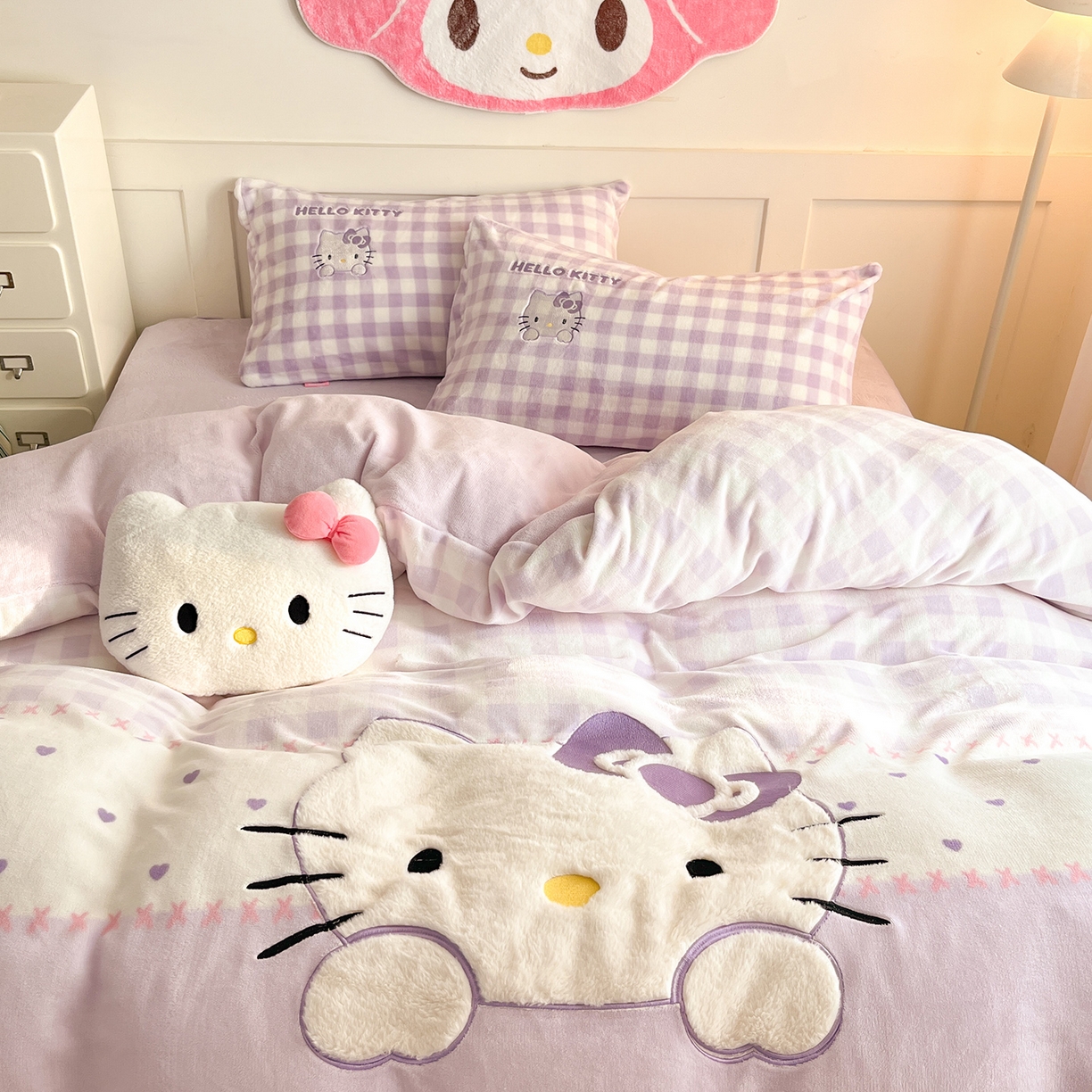 91家纺网 家纺一手货源 找家纺 金爱家 2025新款A类三丽鸥授权Kitty兔毛贴布绣毛巾绣印加绣卡通少女加厚牛奶绒系列四件套 绒贴布绣- 紫格爱心KT