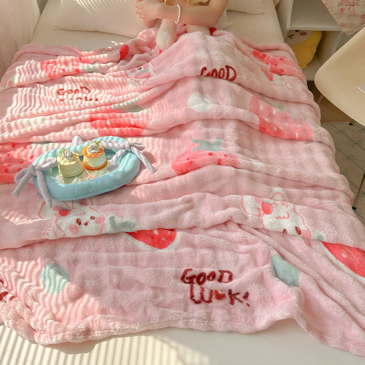 91家纺网 家纺一手货源 找家纺 韩巢家纺 2025新款高克重泡泡绒毛毯多功能牛奶绒毯子支持跨境电商 草莓兔