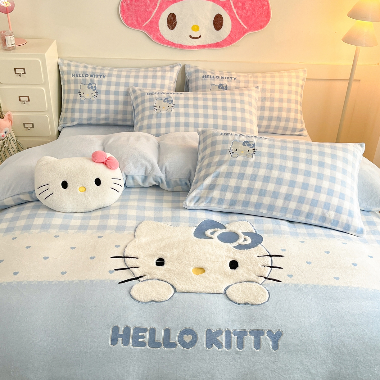 91家纺网 家纺一手货源 找家纺 金爱家 2025新款A类三丽鸥授权Kitty兔毛贴布绣毛巾绣印加绣卡通少女加厚牛奶绒系列四件套 绒贴布绣-蓝格爱心KT