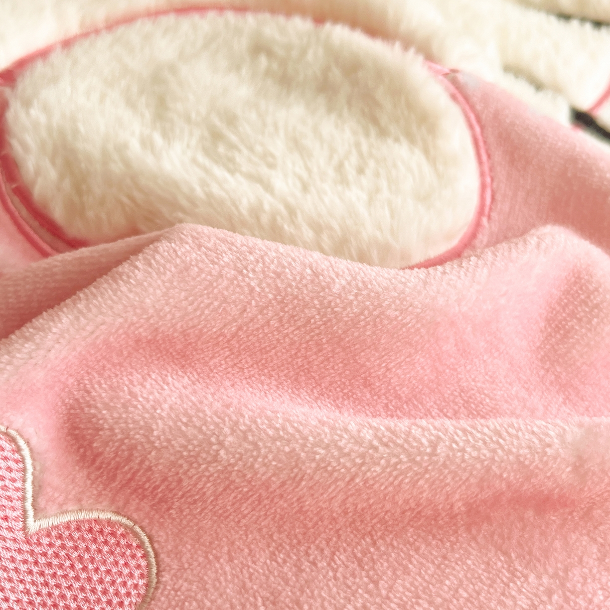 91家纺网 家纺一手货源 找家纺 金爱家 2025新款A类三丽鸥授权Kitty兔毛贴布绣毛巾绣印加绣卡通少女加厚牛奶绒系列四件套 绒贴布绣-粉格爱心KT