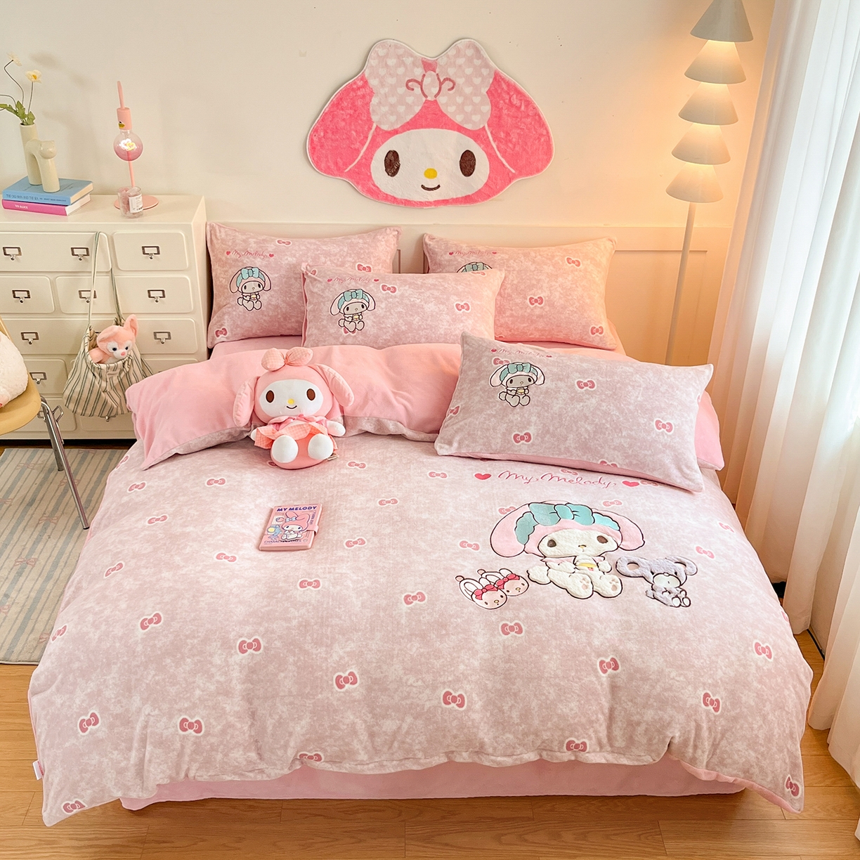 91家纺网 家纺一手货源 找家纺 （总）金爱家 2025新款A类三丽鸥授权Kitty兔毛贴布绣毛巾绣印加绣卡通少女加厚牛奶绒系列四件套