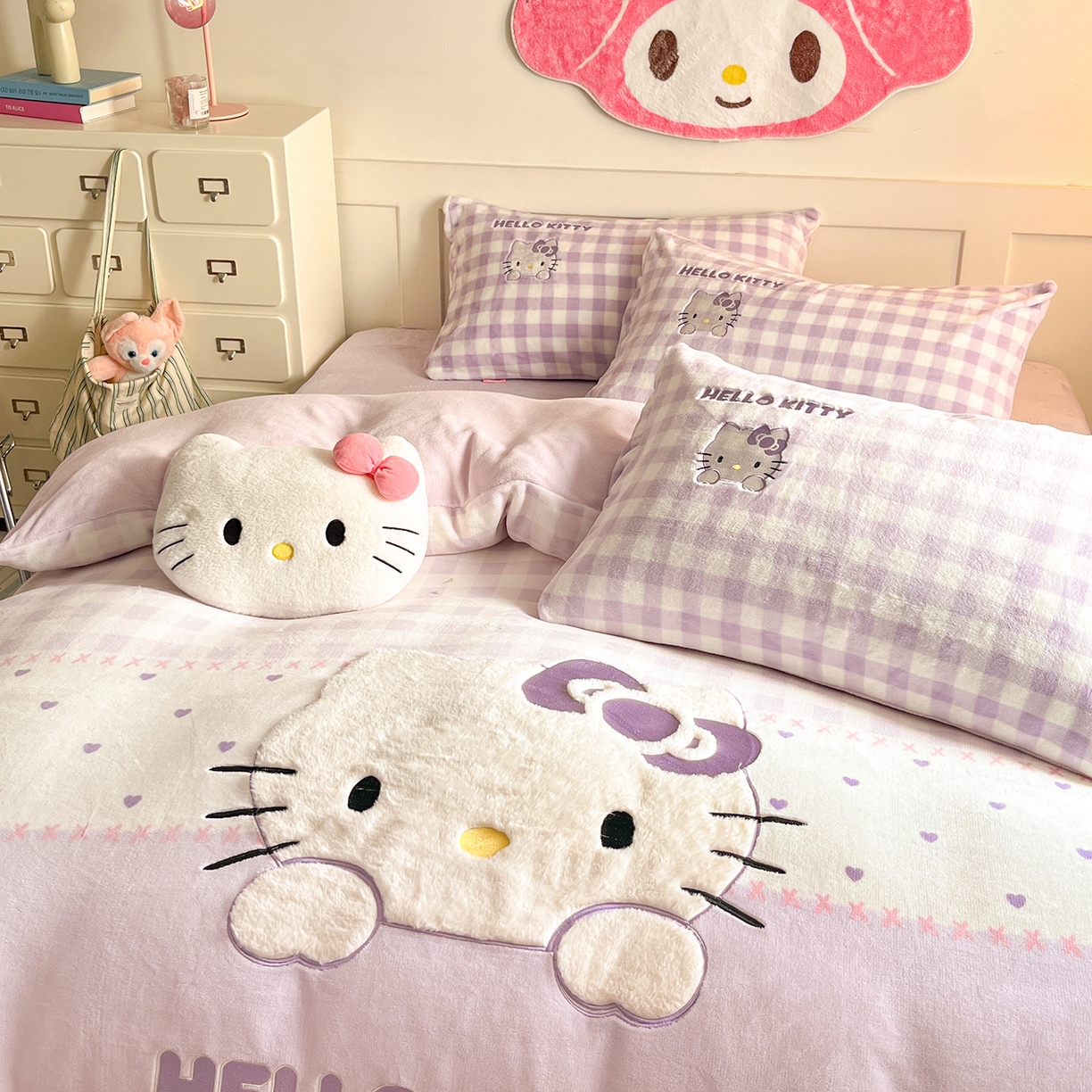 91家纺网 家纺一手货源 找家纺 金爱家 2025新款A类三丽鸥授权Kitty兔毛贴布绣毛巾绣印加绣卡通少女加厚牛奶绒系列四件套 绒贴布绣- 紫格爱心KT