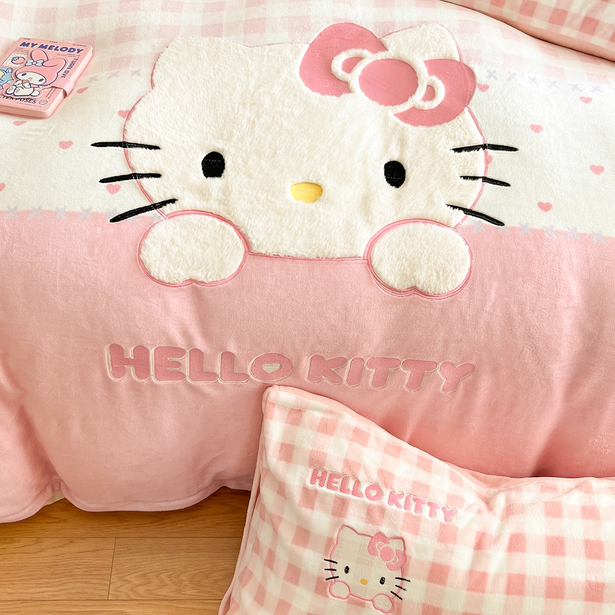 91家纺网 家纺一手货源 找家纺 金爱家 2025新款A类三丽鸥授权Kitty兔毛贴布绣毛巾绣印加绣卡通少女加厚牛奶绒系列四件套 绒贴布绣-粉格爱心KT
