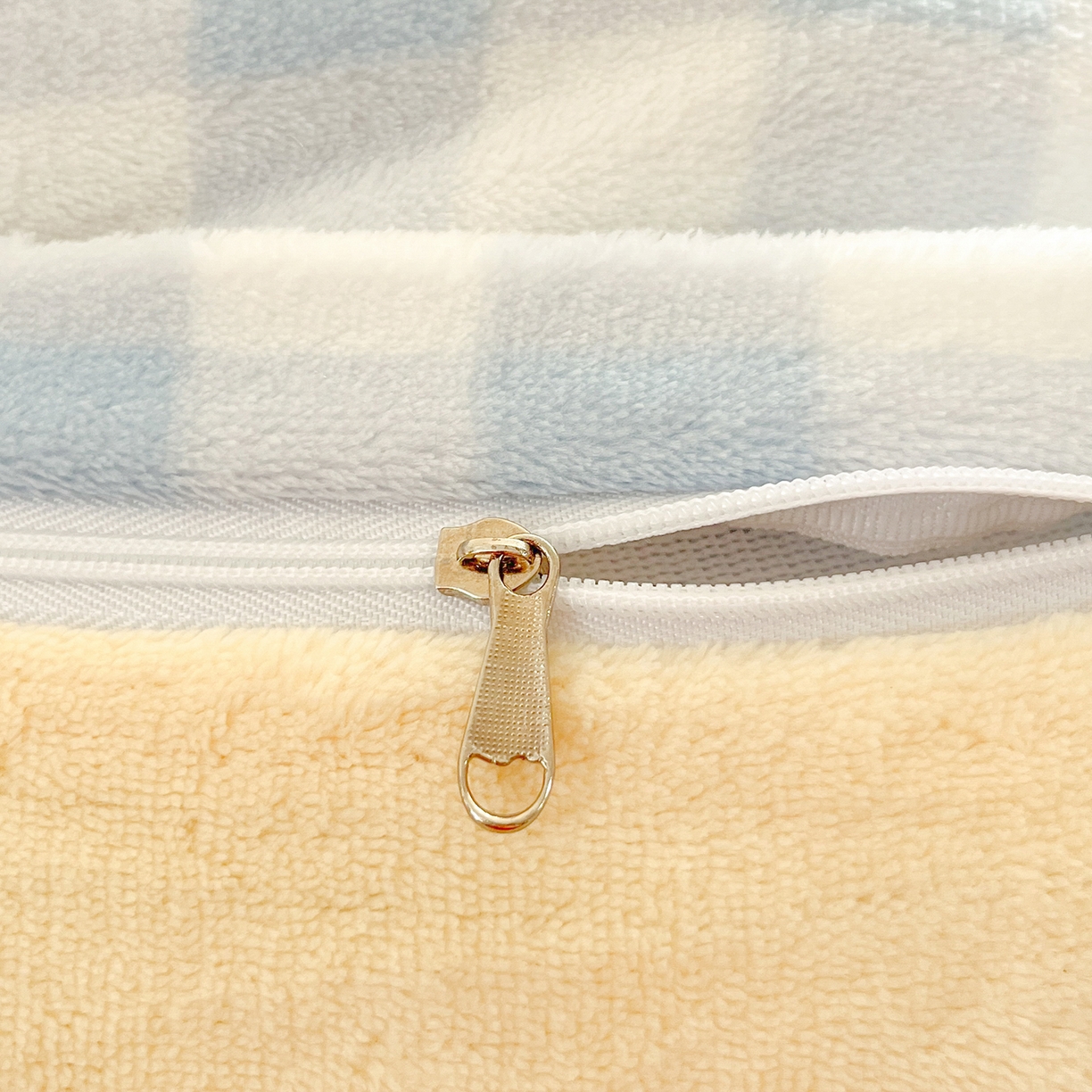 91家纺网 家纺一手货源 找家纺 金爱家 2025新款A类三丽鸥授权Kitty兔毛贴布绣毛巾绣印加绣卡通少女加厚牛奶绒系列四件套 绒贴布绣-爱心玉桂狗