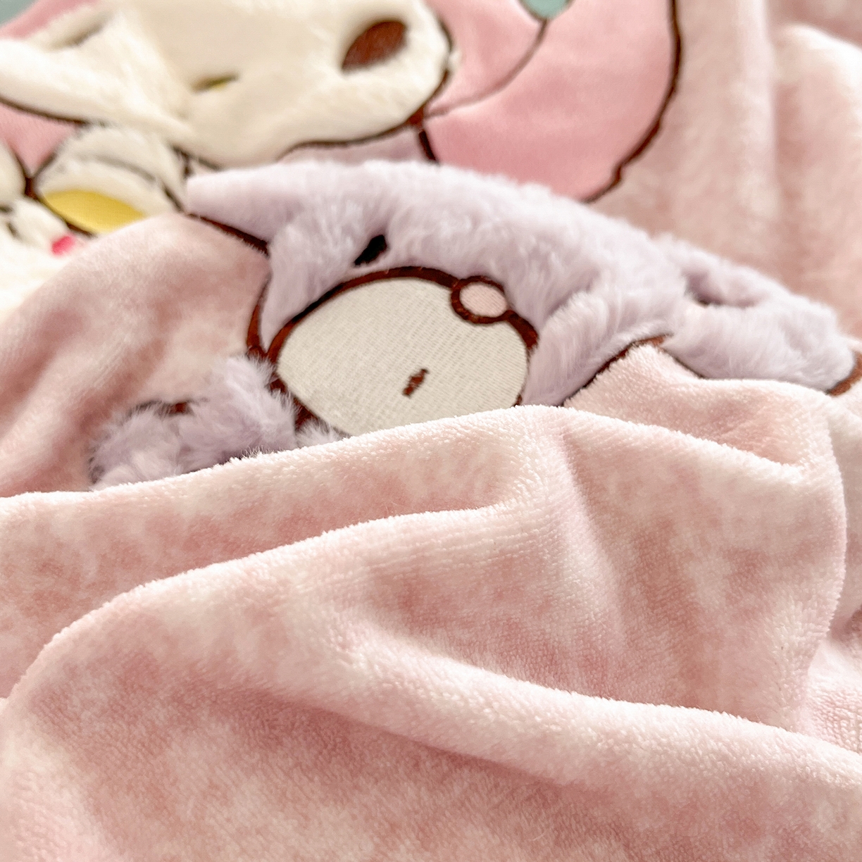 91家纺网 家纺一手货源 找家纺 金爱家 2025新款A类三丽鸥授权Kitty兔毛贴布绣毛巾绣印加绣卡通少女加厚牛奶绒系列四件套 绒贴布绣-蝴蝶结美乐蒂