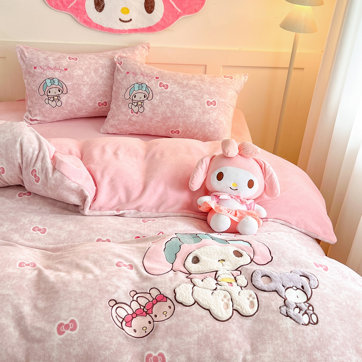 91家纺网 家纺一手货源 找家纺 金爱家 2025新款A类三丽鸥授权Kitty兔毛贴布绣毛巾绣印加绣卡通少女加厚牛奶绒系列四件套 绒贴布绣-蝴蝶结美乐蒂