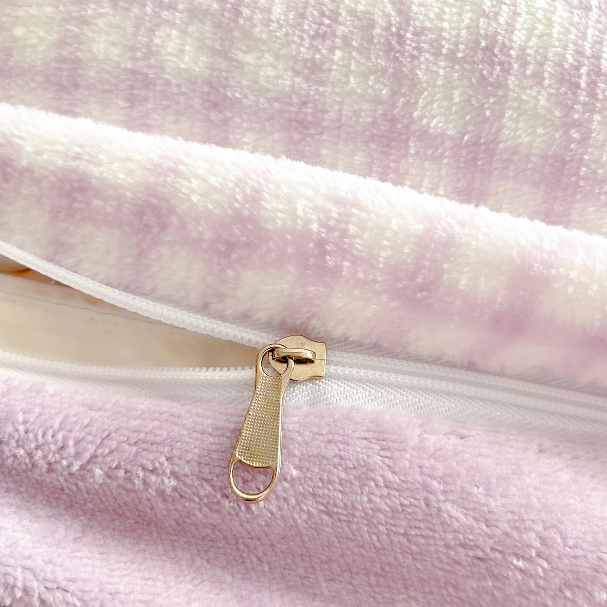 91家纺网 家纺一手货源 找家纺 金爱家 2025新款A类三丽鸥授权Kitty兔毛贴布绣毛巾绣印加绣卡通少女加厚牛奶绒系列四件套 绒贴布绣-少女库洛米