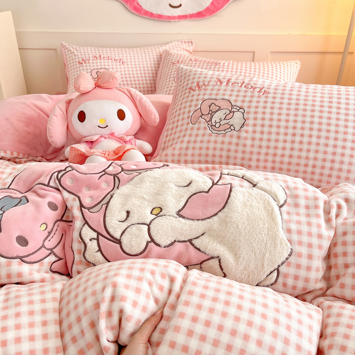 91家纺网 家纺一手货源 找家纺 金爱家 2025新款A类三丽鸥授权Kitty兔毛贴布绣毛巾绣印加绣卡通少女加厚牛奶绒系列四件套 绒贴布绣-晚安美乐蒂