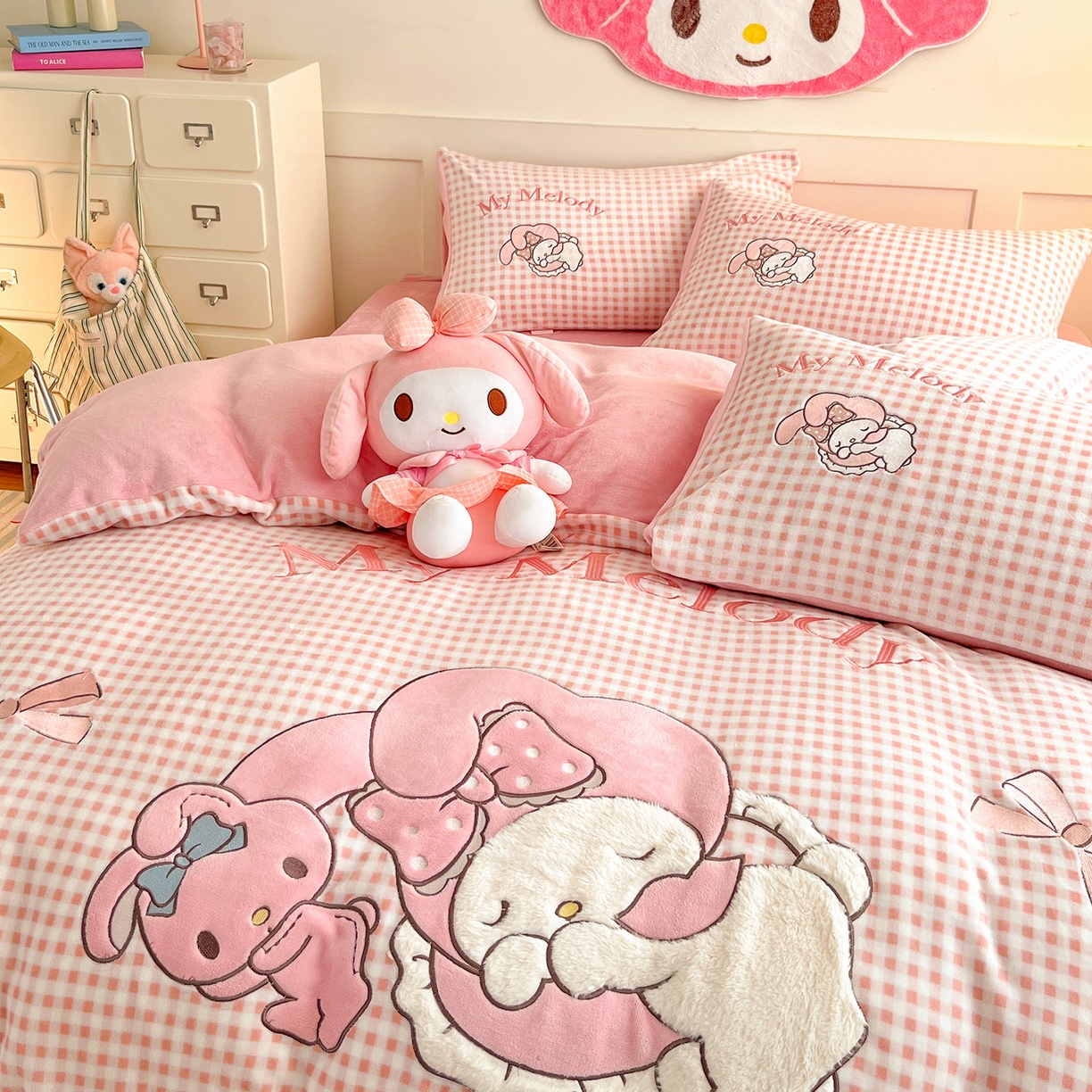 91家纺网 家纺一手货源 找家纺 金爱家 2025新款A类三丽鸥授权Kitty兔毛贴布绣毛巾绣印加绣卡通少女加厚牛奶绒系列四件套 绒贴布绣-晚安美乐蒂