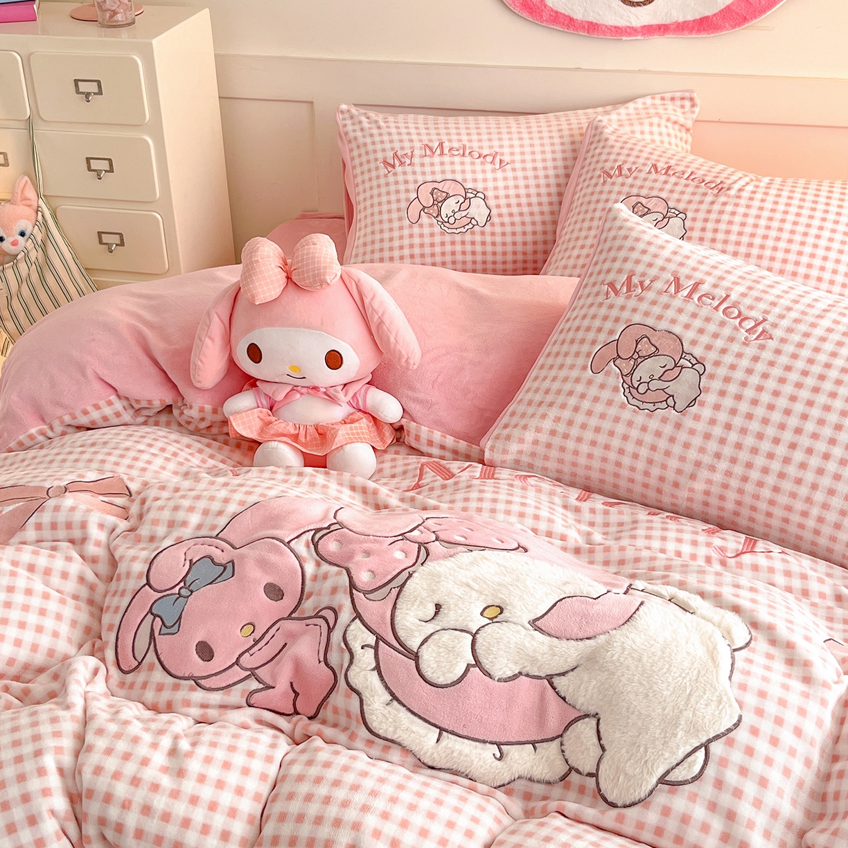 91家纺网 家纺一手货源 找家纺 金爱家 2025新款A类三丽鸥授权Kitty兔毛贴布绣毛巾绣印加绣卡通少女加厚牛奶绒系列四件套 绒贴布绣-晚安美乐蒂