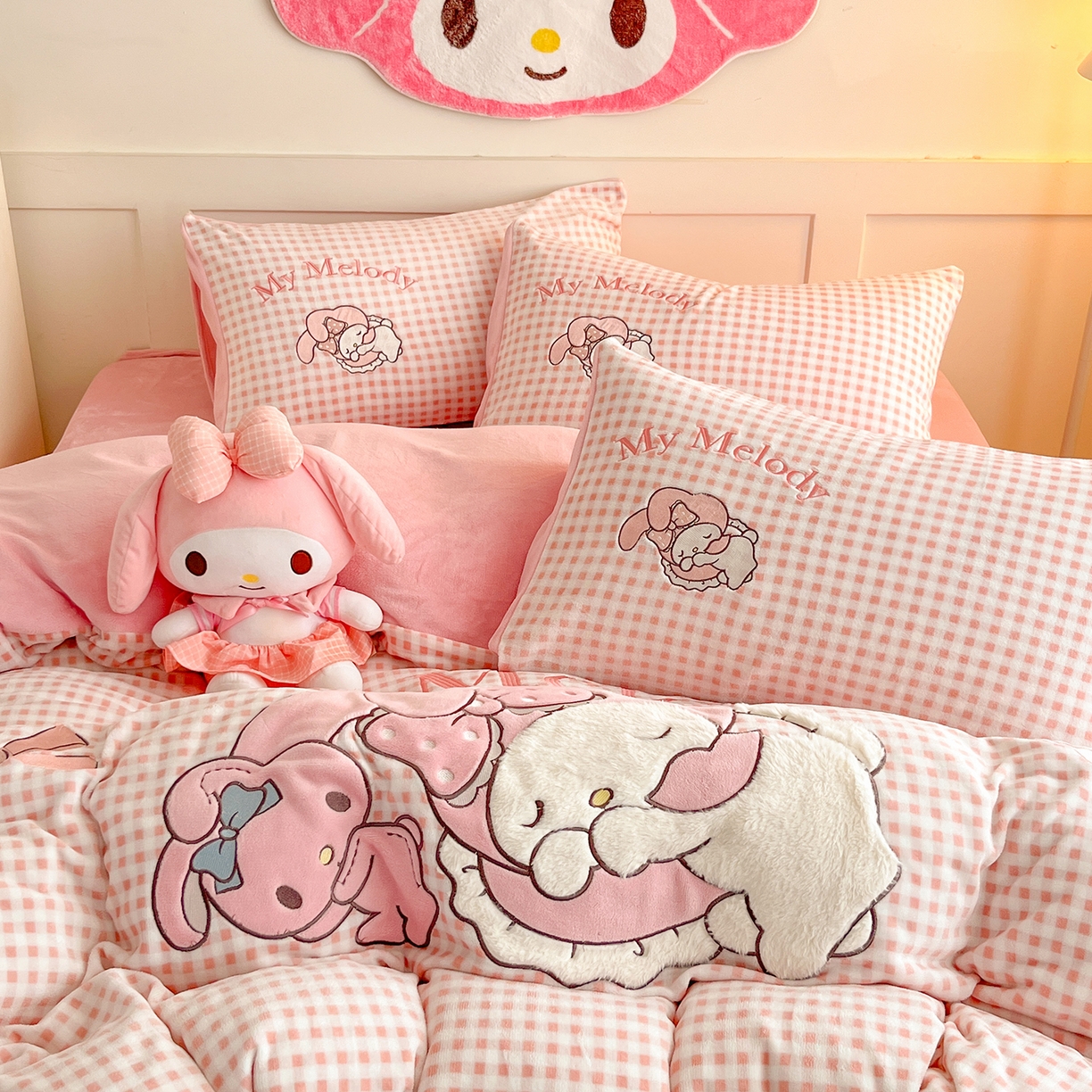 91家纺网 家纺一手货源 找家纺 金爱家 2025新款A类三丽鸥授权Kitty兔毛贴布绣毛巾绣印加绣卡通少女加厚牛奶绒系列四件套 绒贴布绣-晚安美乐蒂