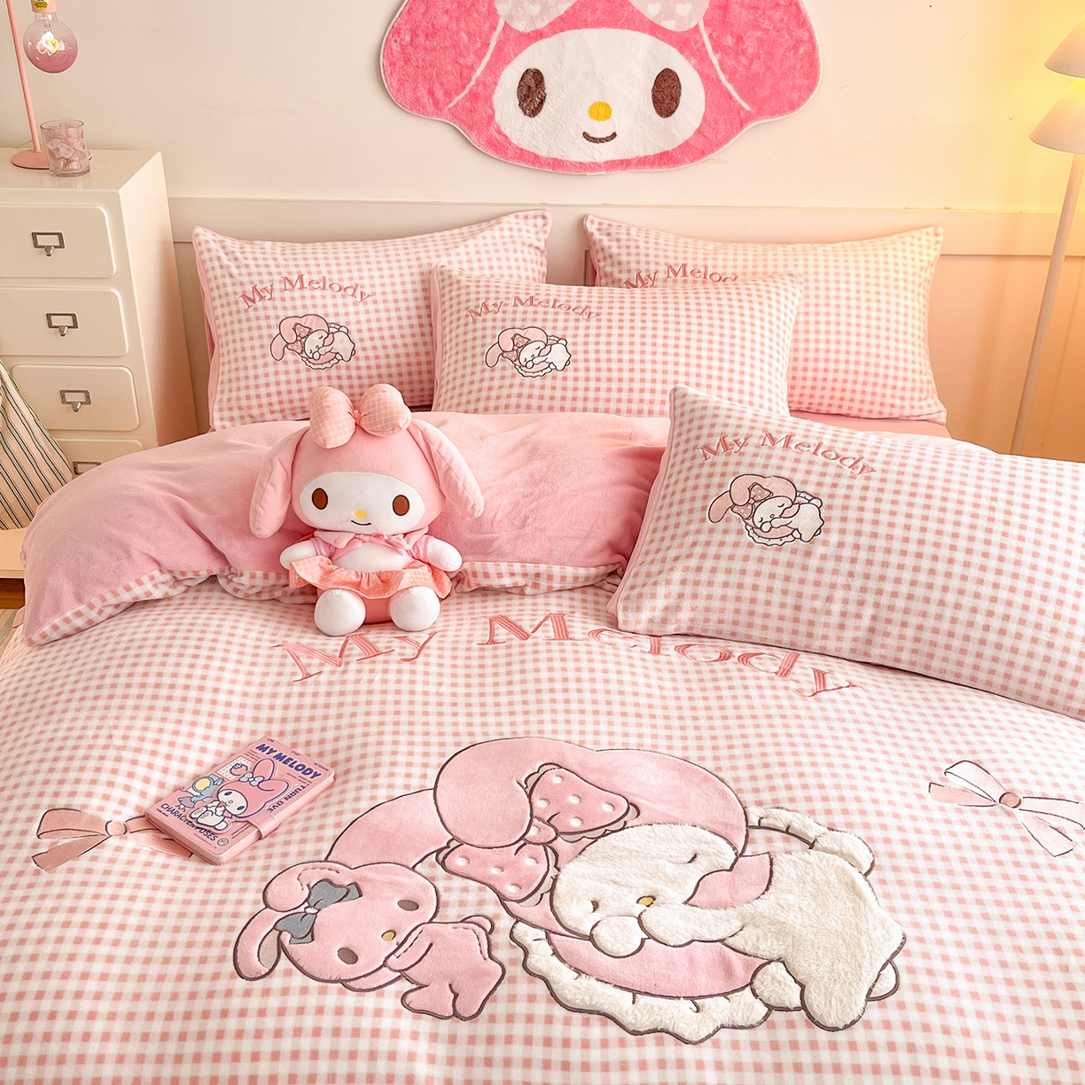 91家纺网 家纺一手货源 找家纺 金爱家 2025新款A类三丽鸥授权Kitty兔毛贴布绣毛巾绣印加绣卡通少女加厚牛奶绒系列四件套 绒贴布绣-晚安美乐蒂